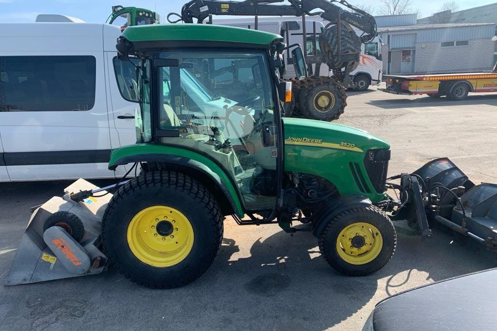JOHN DEERE 3520 Traktor -  - Manuell - grön - 2006