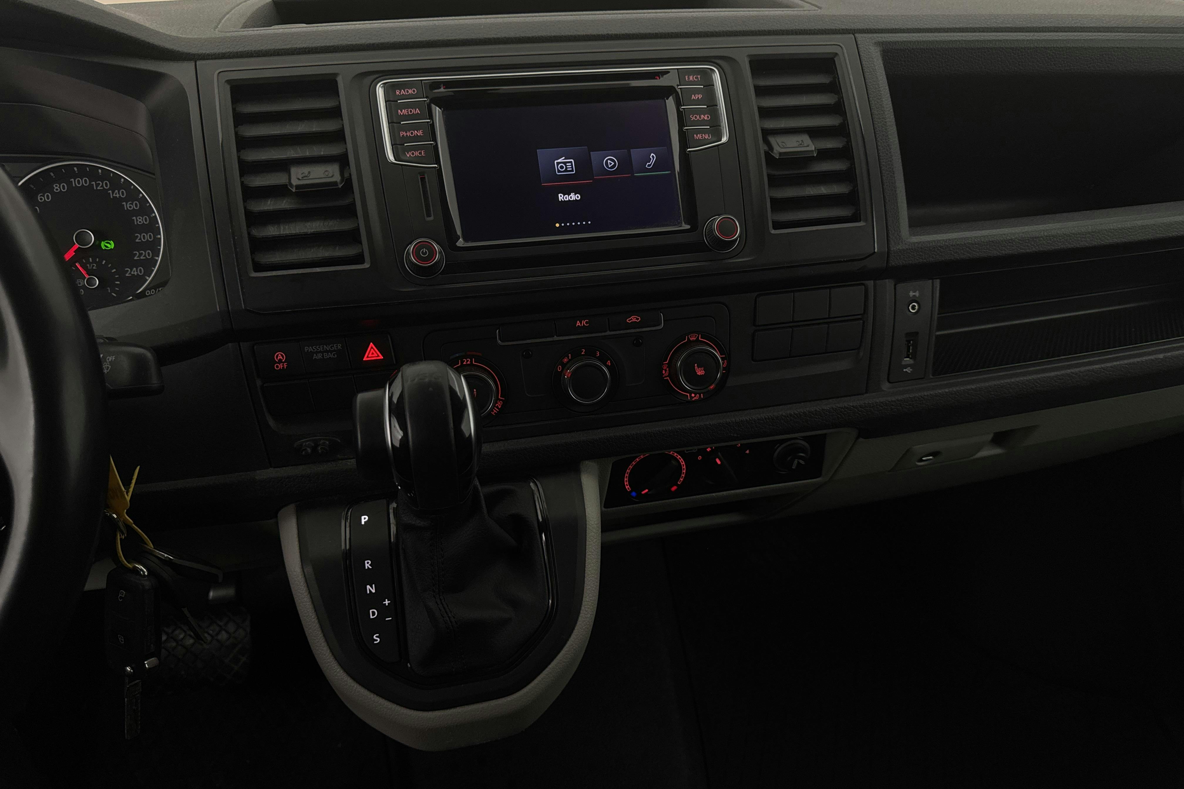 VW Transporter T6 2.0 TDI BMT Skåp (150hk) - 133 040 km - Automatyczna - biały - 2019