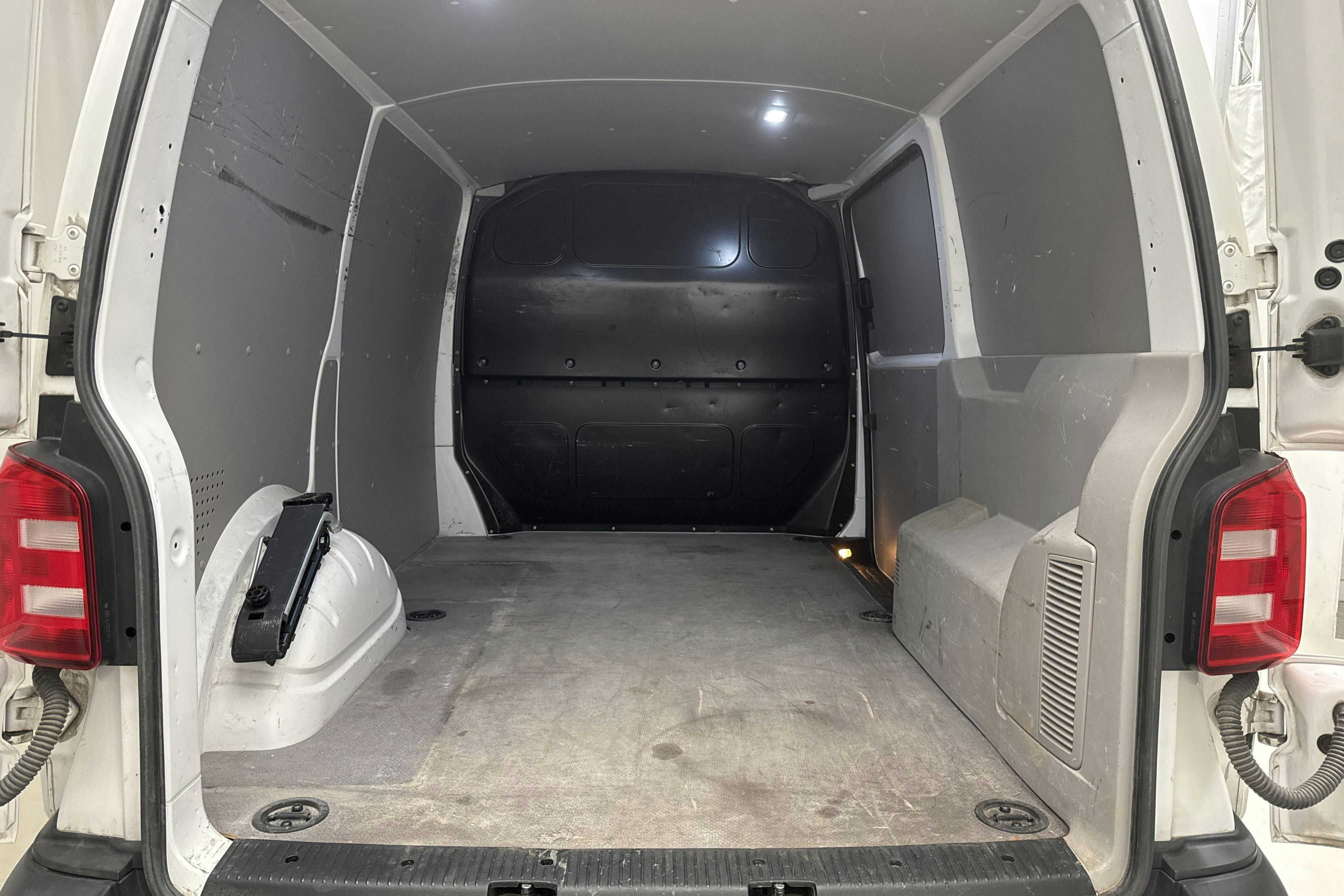 VW Transporter T6 2.0 TDI BMT Skåp (150hk) - 133 040 km - Automatyczna - biały - 2019