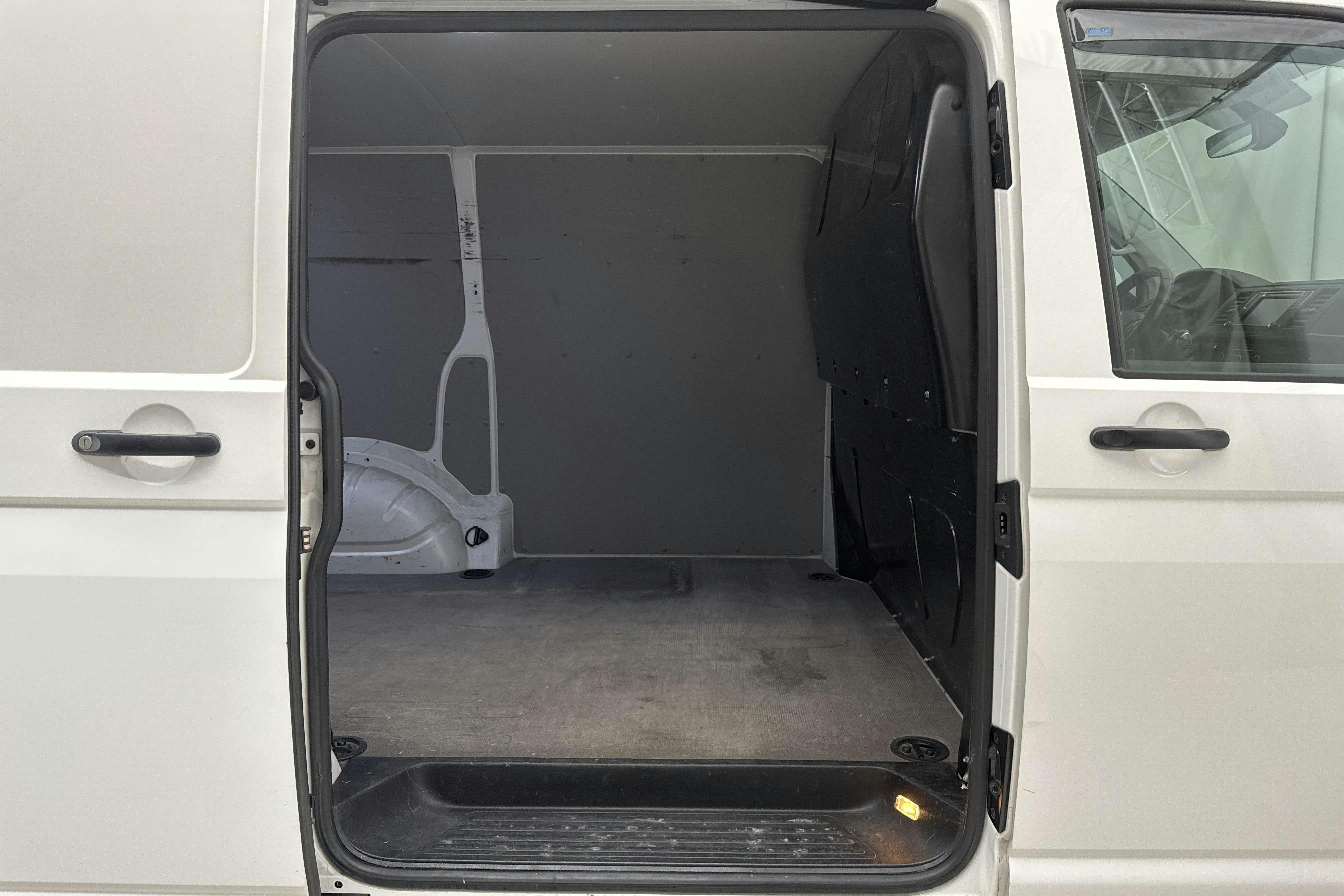 VW Transporter T6 2.0 TDI BMT Skåp (150hk) - 133 040 km - Automatyczna - biały - 2019