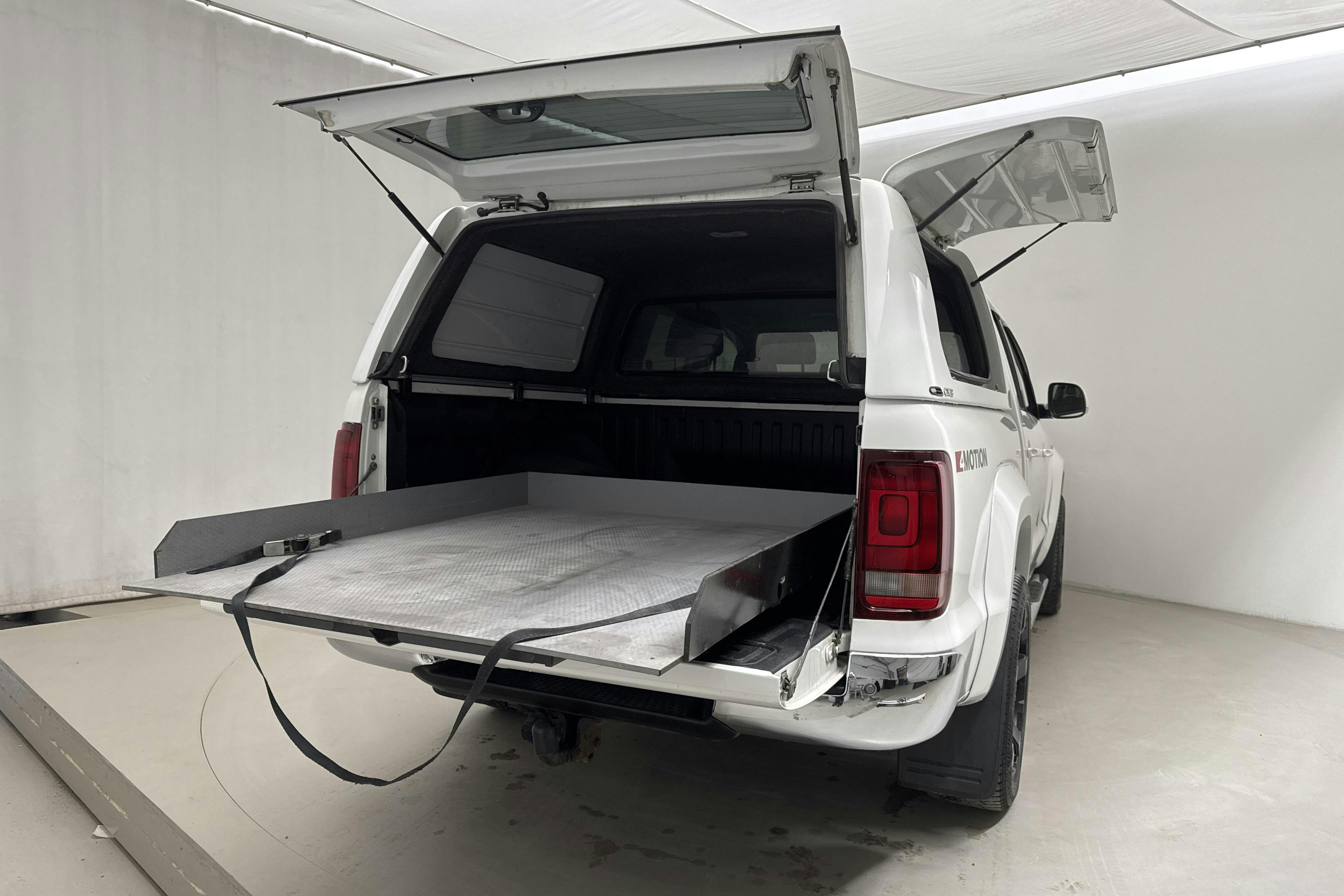 VW Amarok 3.0 TDI 4motion (224hk) - 23 554 mil - Automat - vit - 2018