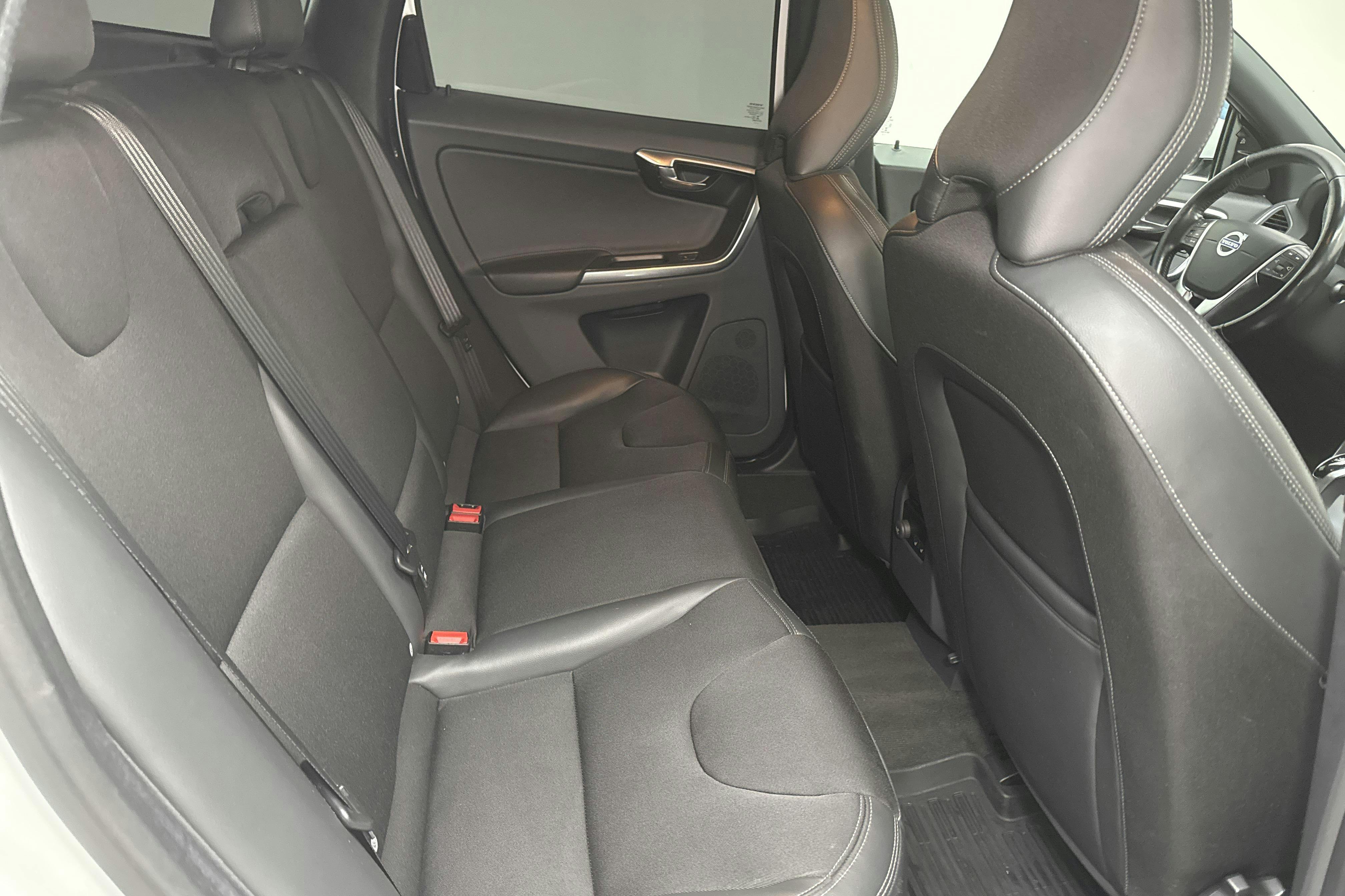 Volvo XC60 D4 AWD (190hk) - 110 650 km - Automatic - white - 2017