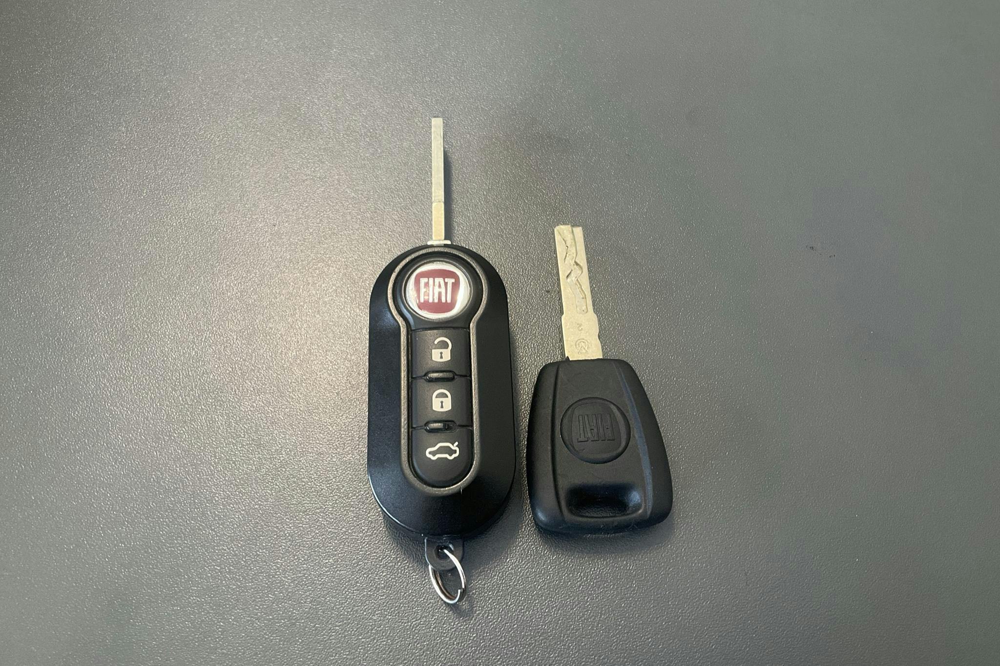 Fiat 500 Hybrid Cab (70hk) - 23 300 km - Manuaalinen - harmaa - 2022