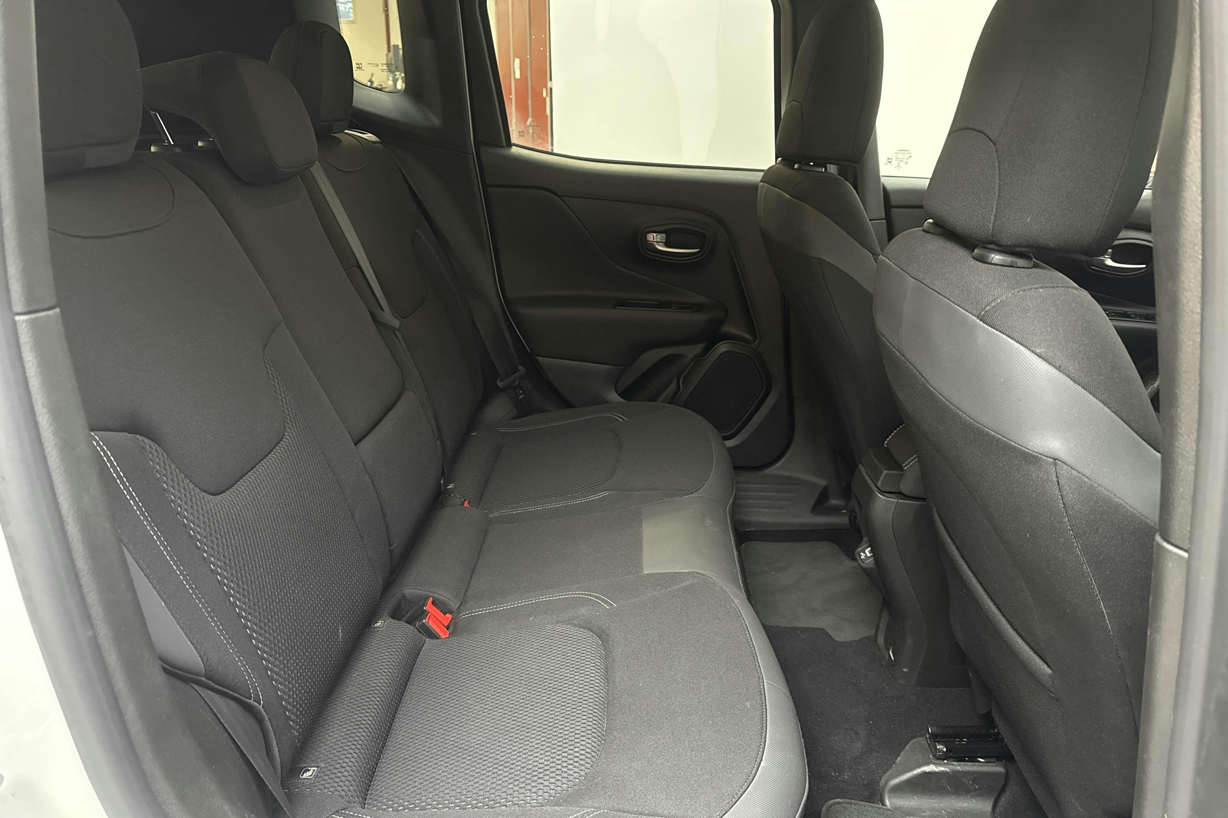 Jeep Renegade 1.3 PHEV 4WD (190hk) - 67 280 km - Automatic - white - 2020