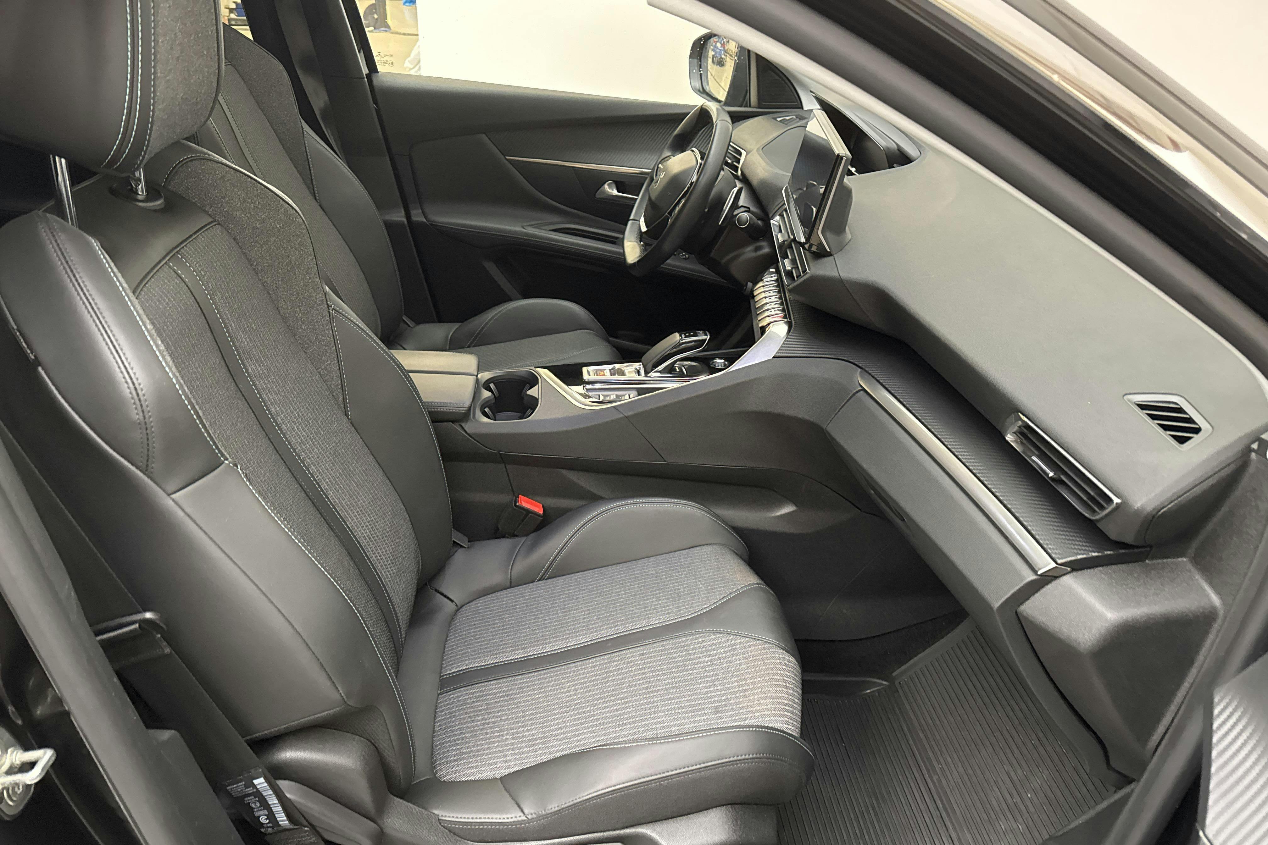 Peugeot 3008 1.6 Plug-in Hybrid (225hk) - 5 095 mil - Automat - svart - 2021