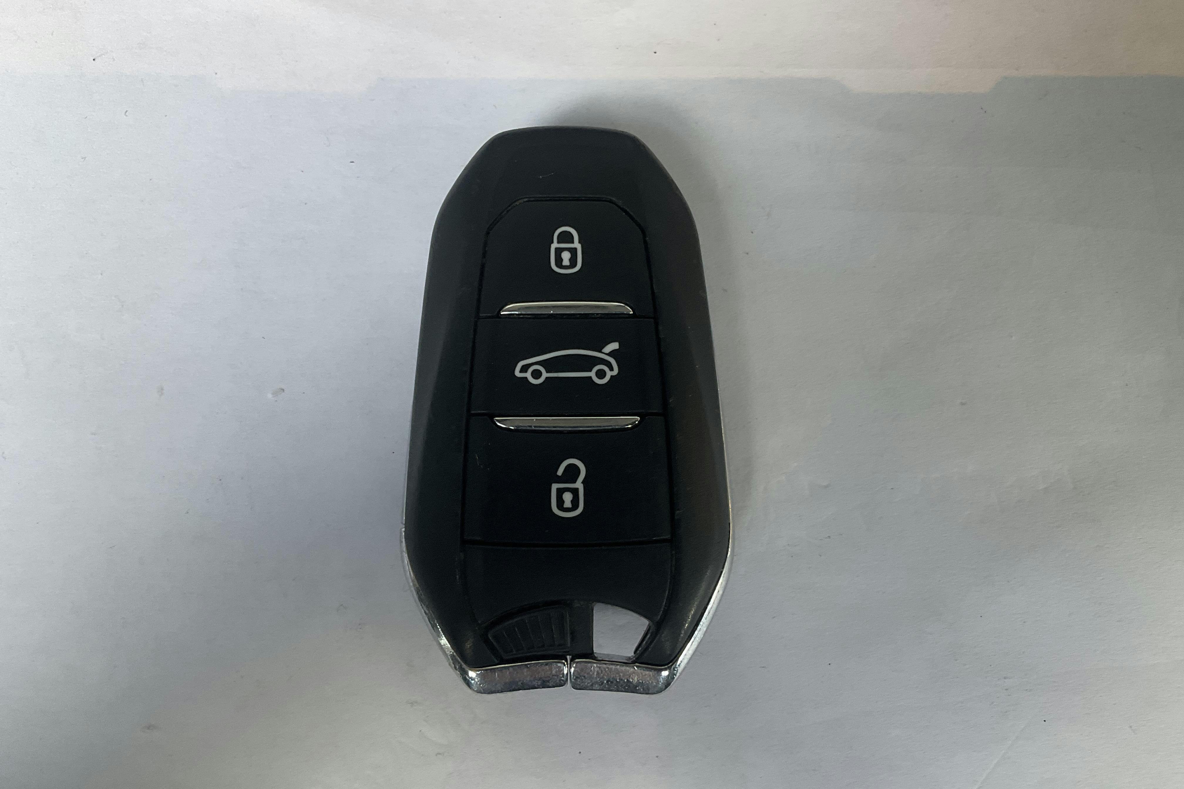 Peugeot 3008 1.6 Plug-in Hybrid 4 (300hk) - 8 735 mil - Automat - vit - 2021