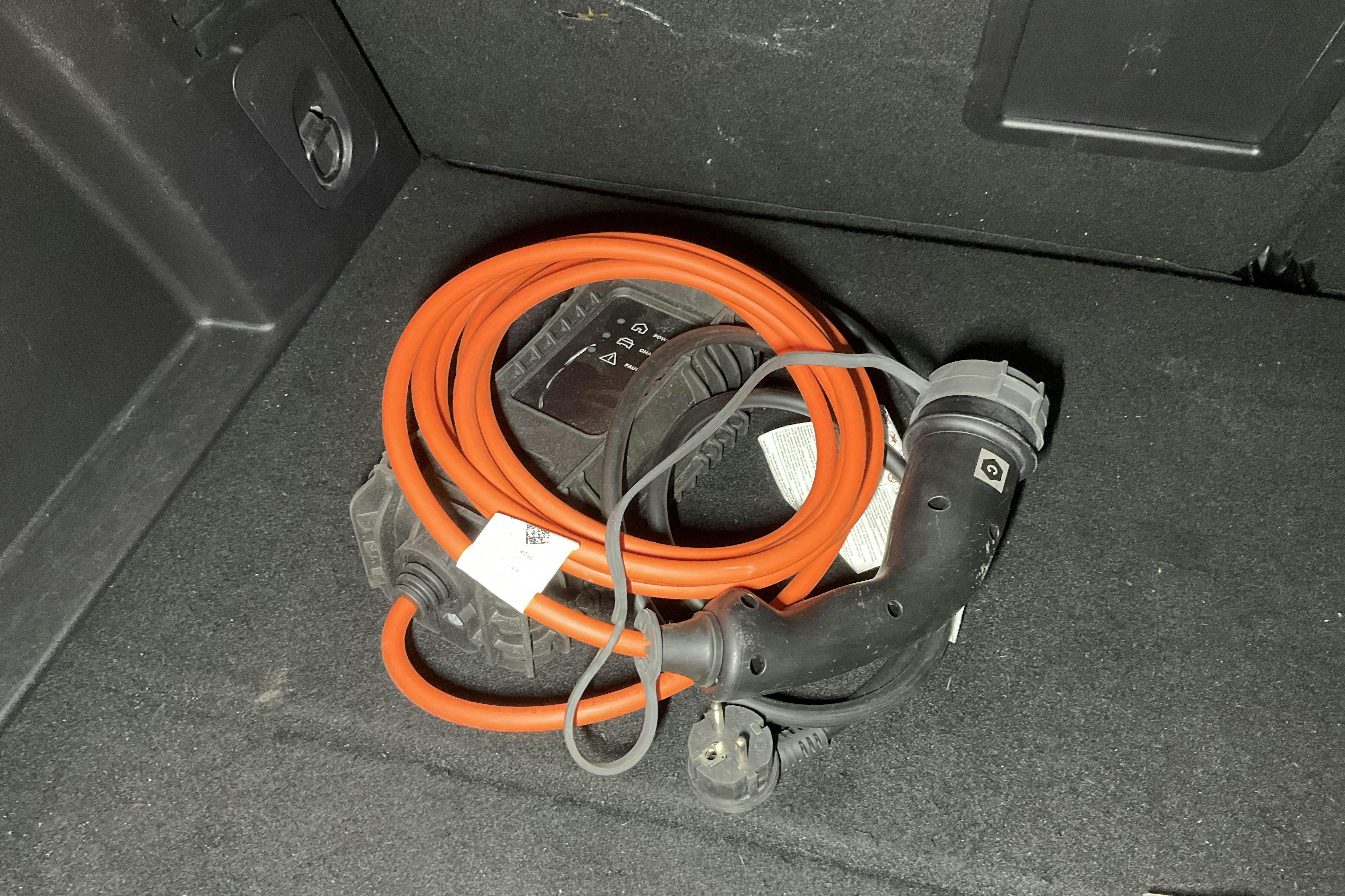 Peugeot 3008 1.6 Plug-in Hybrid 4 (300hk) - 8 735 mil - Automat - vit - 2021
