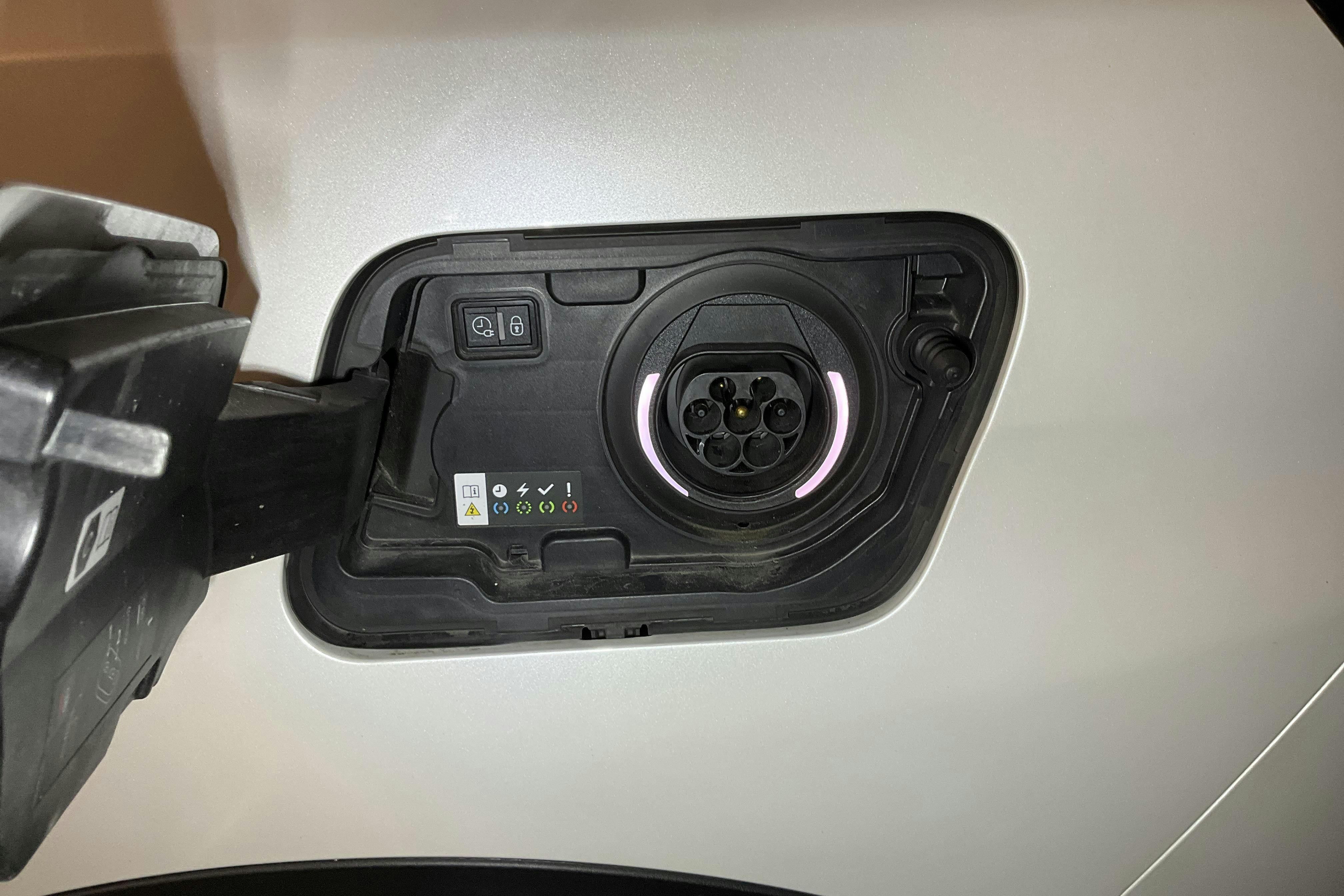 Peugeot 3008 1.6 Plug-in Hybrid 4 (300hk) - 8 735 mil - Automat - vit - 2021