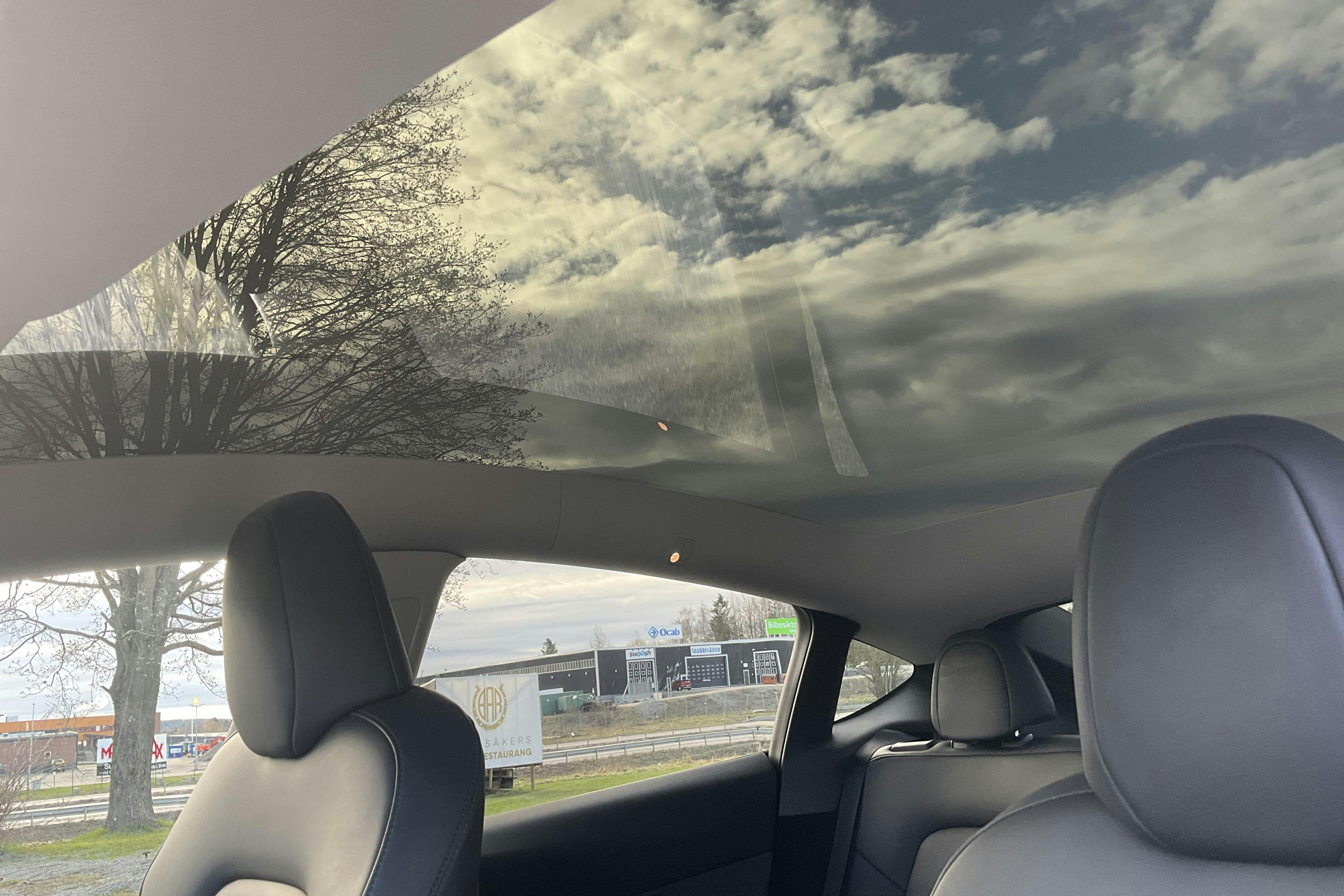 Tesla Model Y Long Range Dual Motor AWD - 5 647 mil - Automat - svart - 2023