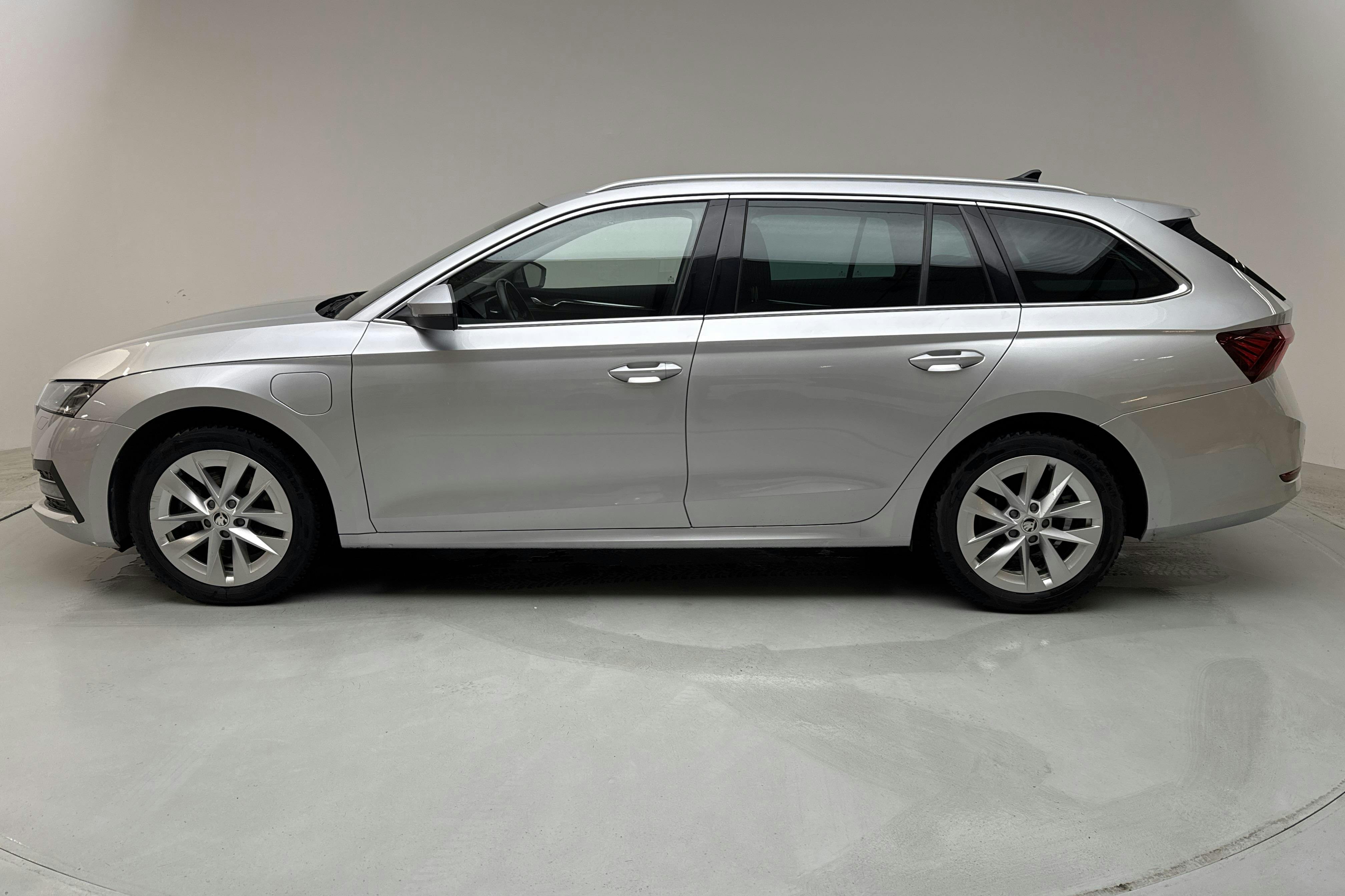 Skoda Octavia 1.4 iV PHEV Combi (204hk) - 83 410 km - Automaattinen - hopea - 2021