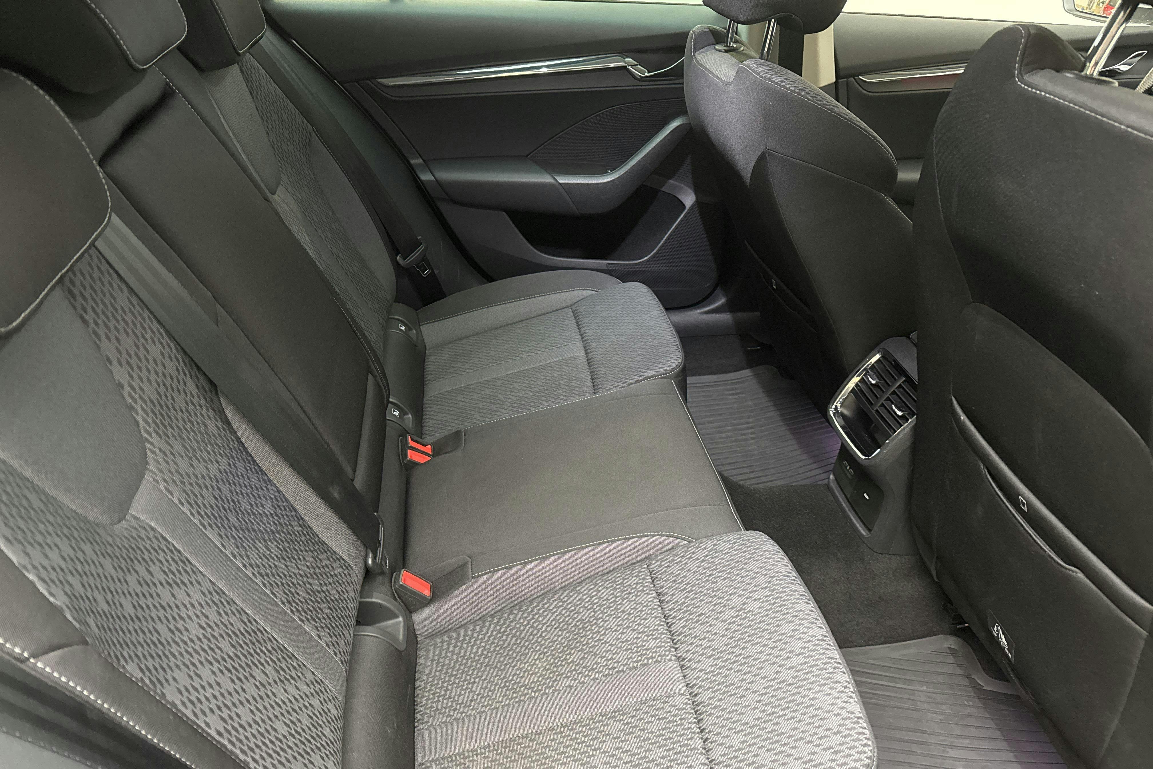 Skoda Octavia 1.4 iV PHEV Combi (204hk) - 83 410 km - Automaattinen - hopea - 2021