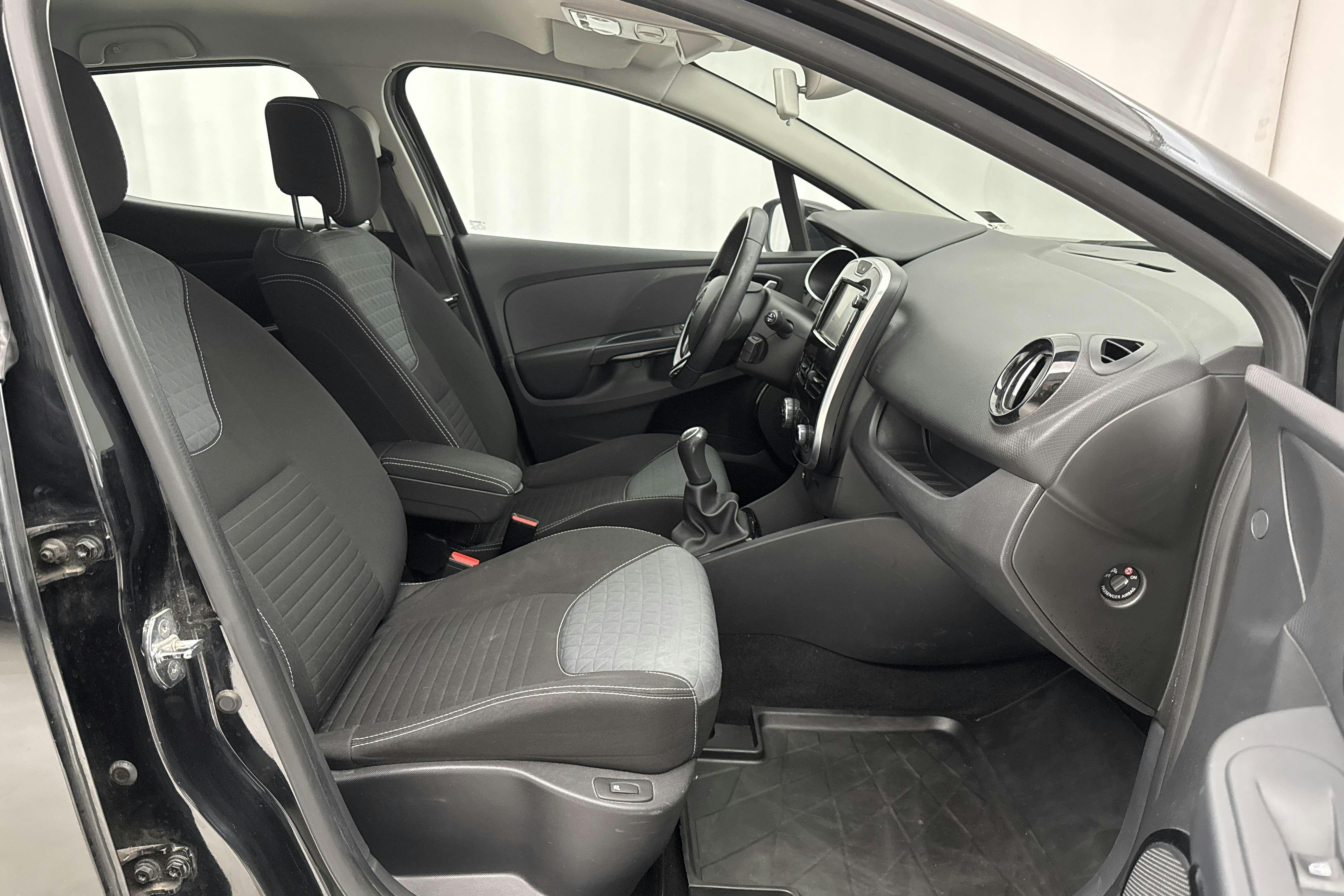 Renault Clio IV 0.9 TCe 90 5dr (90hk) - 85 850 km - Käsitsi - must - 2015