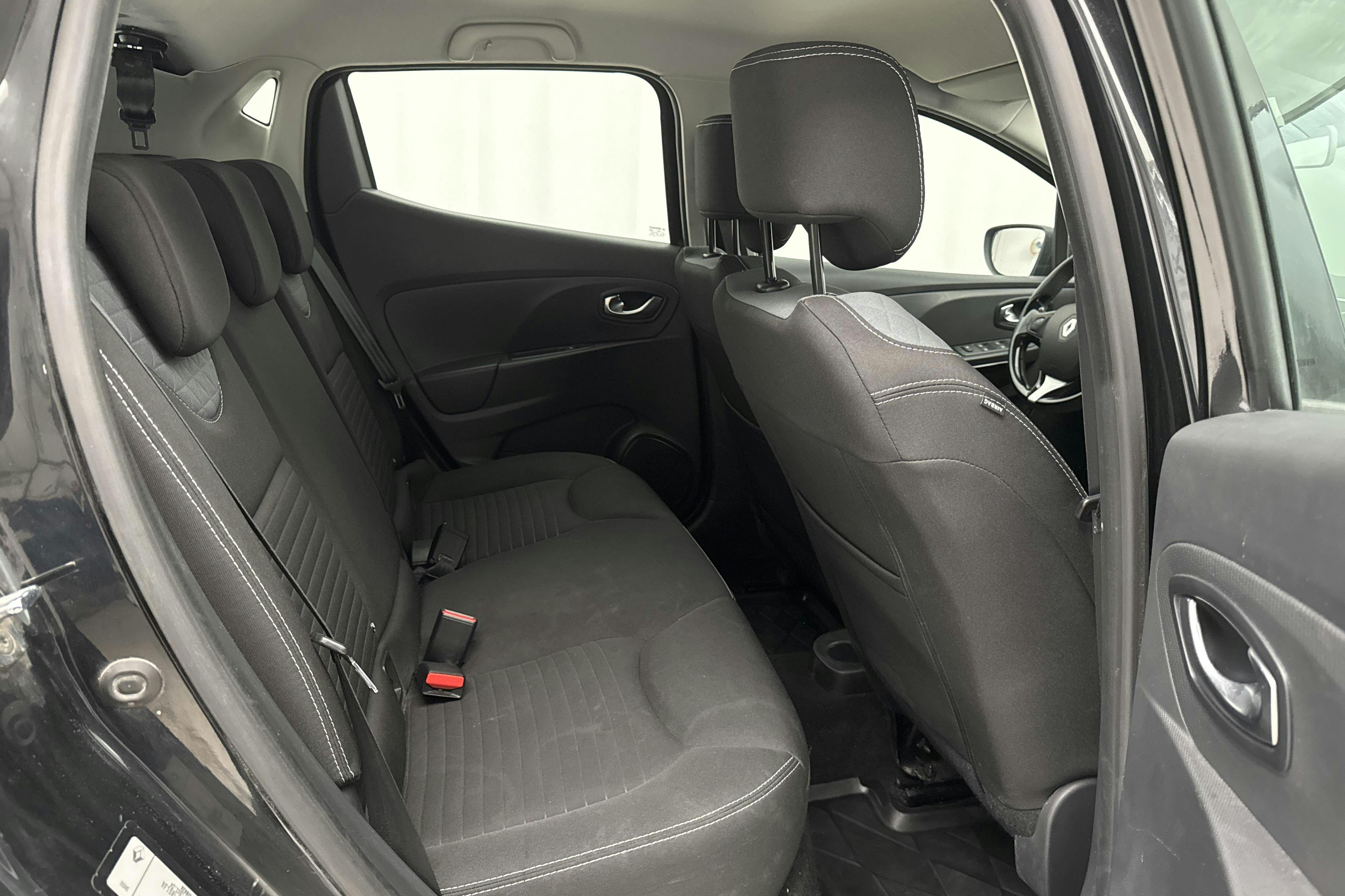 Renault Clio IV 0.9 TCe 90 5dr (90hk) - 85 850 km - Käsitsi - must - 2015