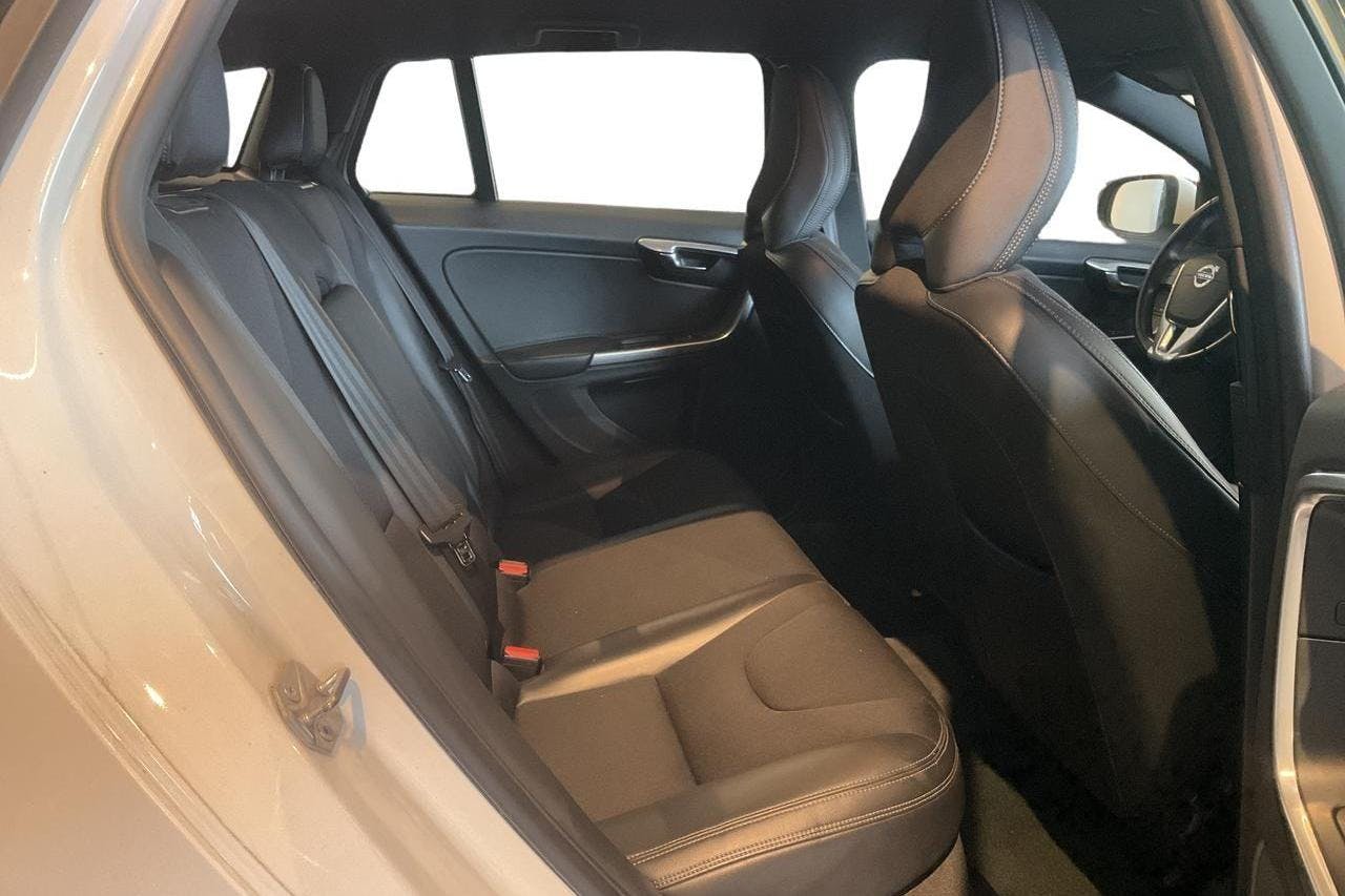 Volvo V60 D5 AWD Twin Engine (163hk) - 152 450 km - Automatyczna - biały - 2016