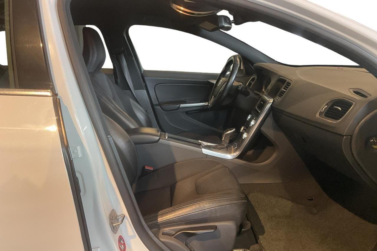 Volvo V60 D5 AWD Twin Engine (163hk) - 152 450 km - Automatyczna - biały - 2016