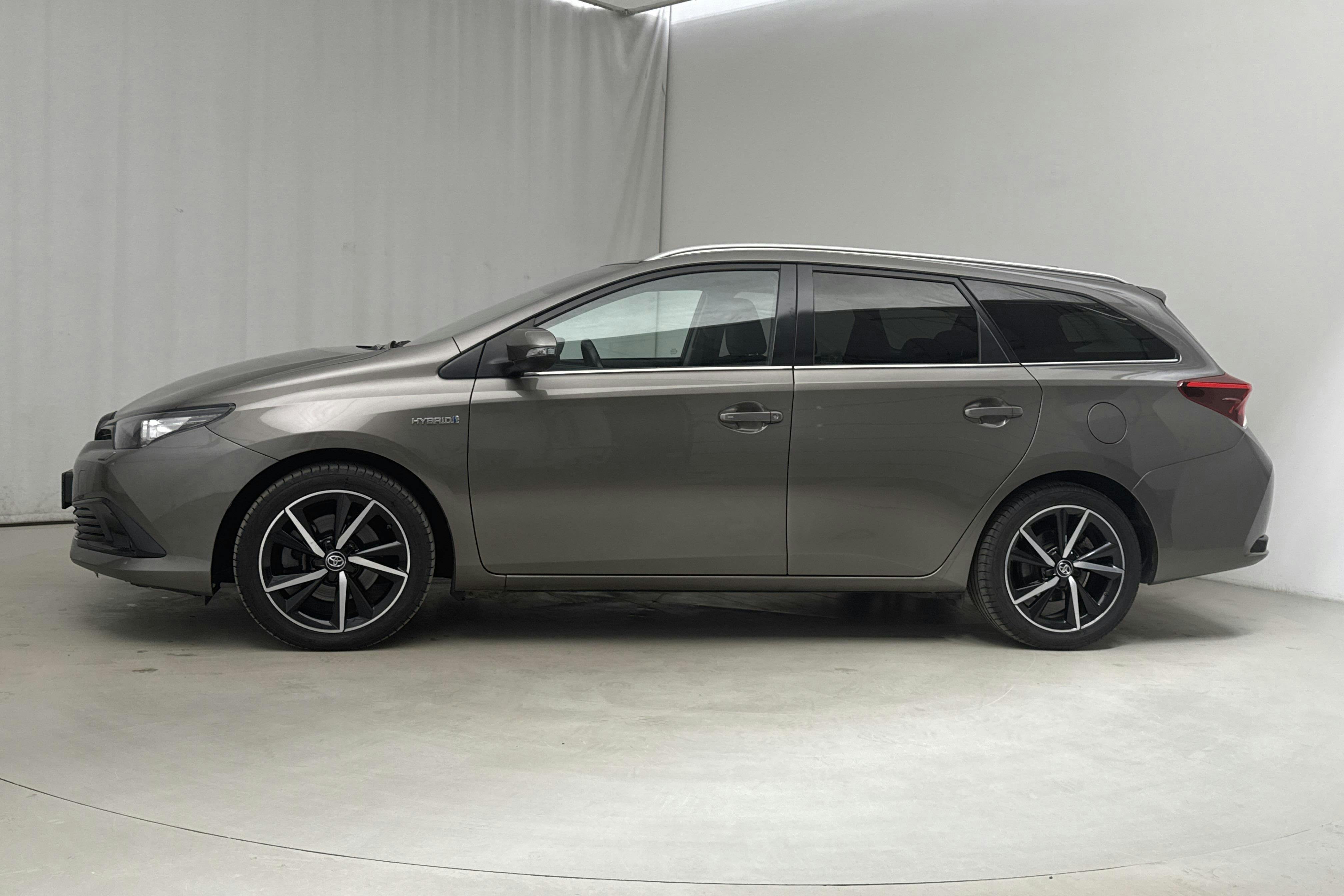 Toyota Auris 1.8 HSD Touring Sports (99hk) - 6 111 mil - Automat - Dark Grey - 2018