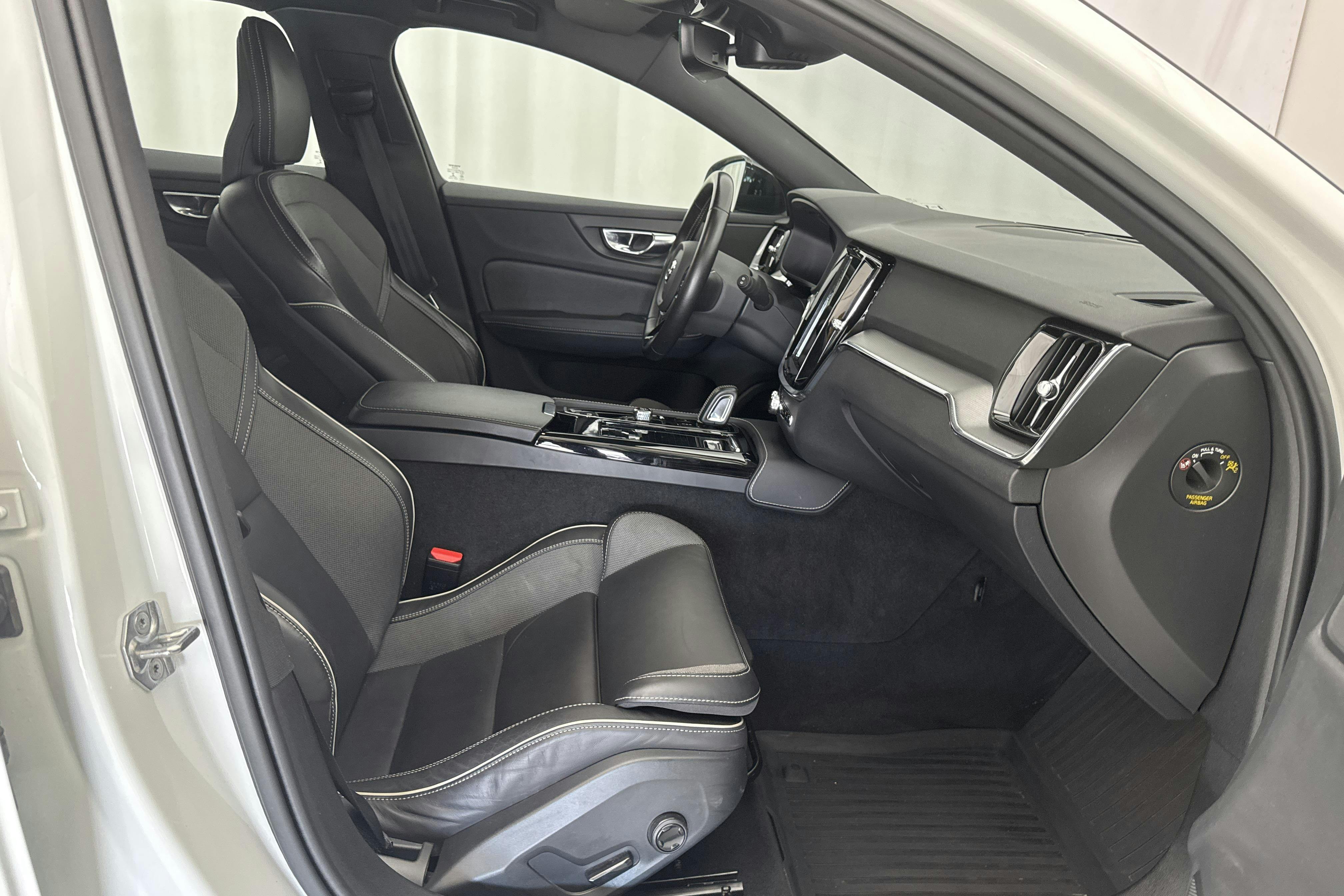 Volvo V60 T6 AWD Recharge (340hk) - 81 680 km - Automatyczna - biały - 2021