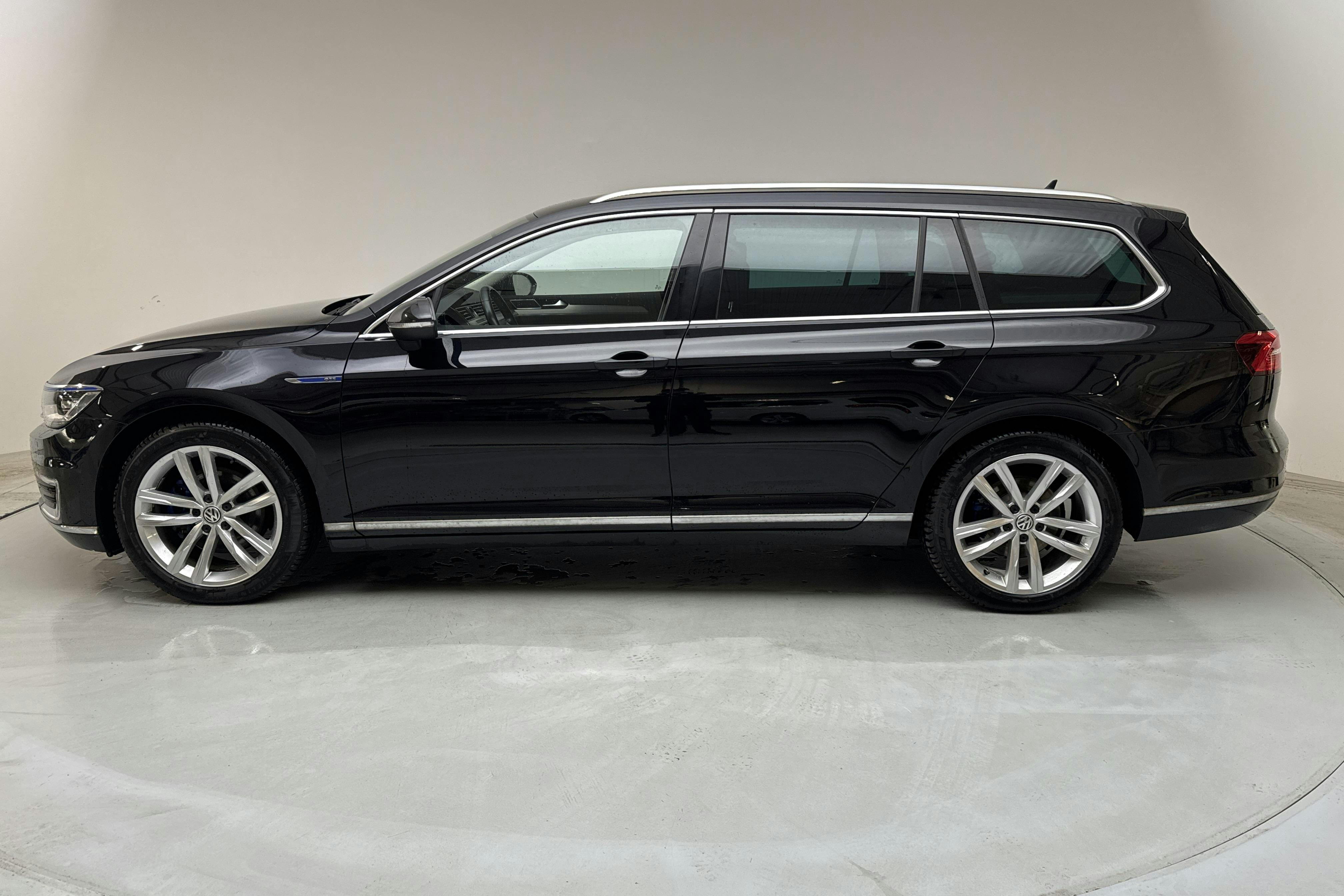 VW Passat 1.4 Plug-in-Hybrid Sportscombi (218hk) - 9 338 mil - Automat - svart - 2019
