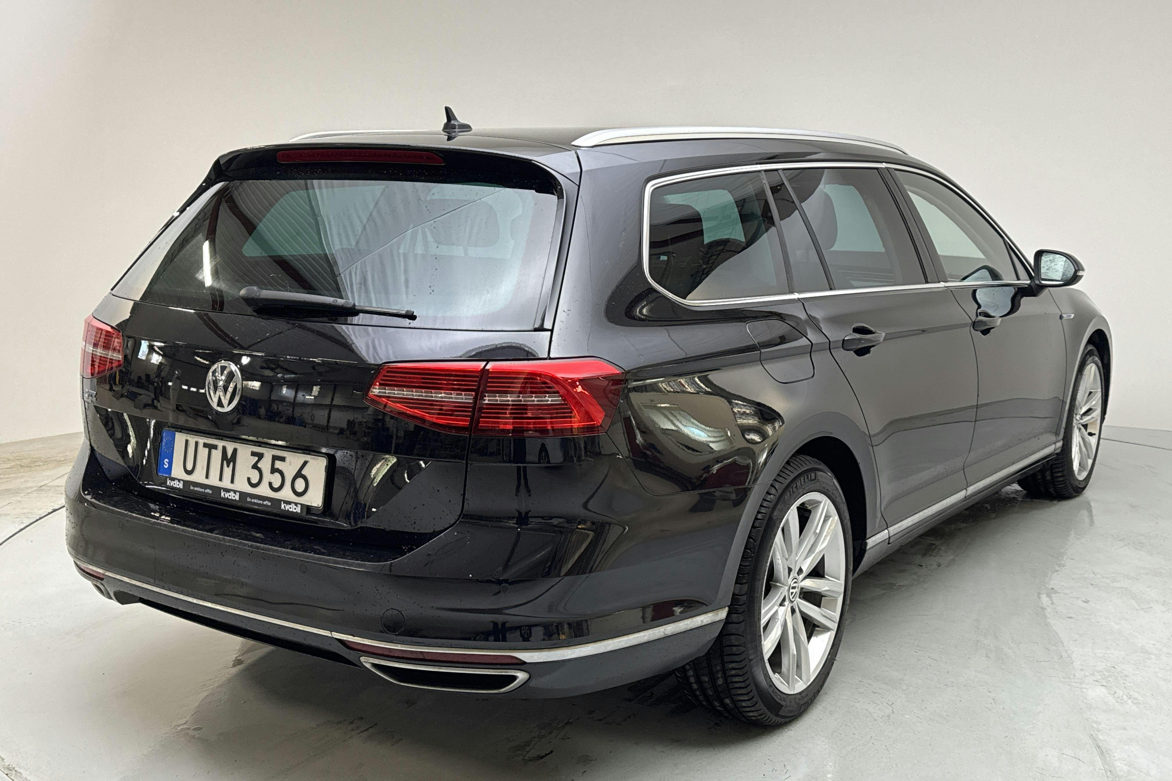 VW Passat 1.4 Plug-in-Hybrid Sportscombi (218hk) - 9 338 mil - Automat - svart - 2019