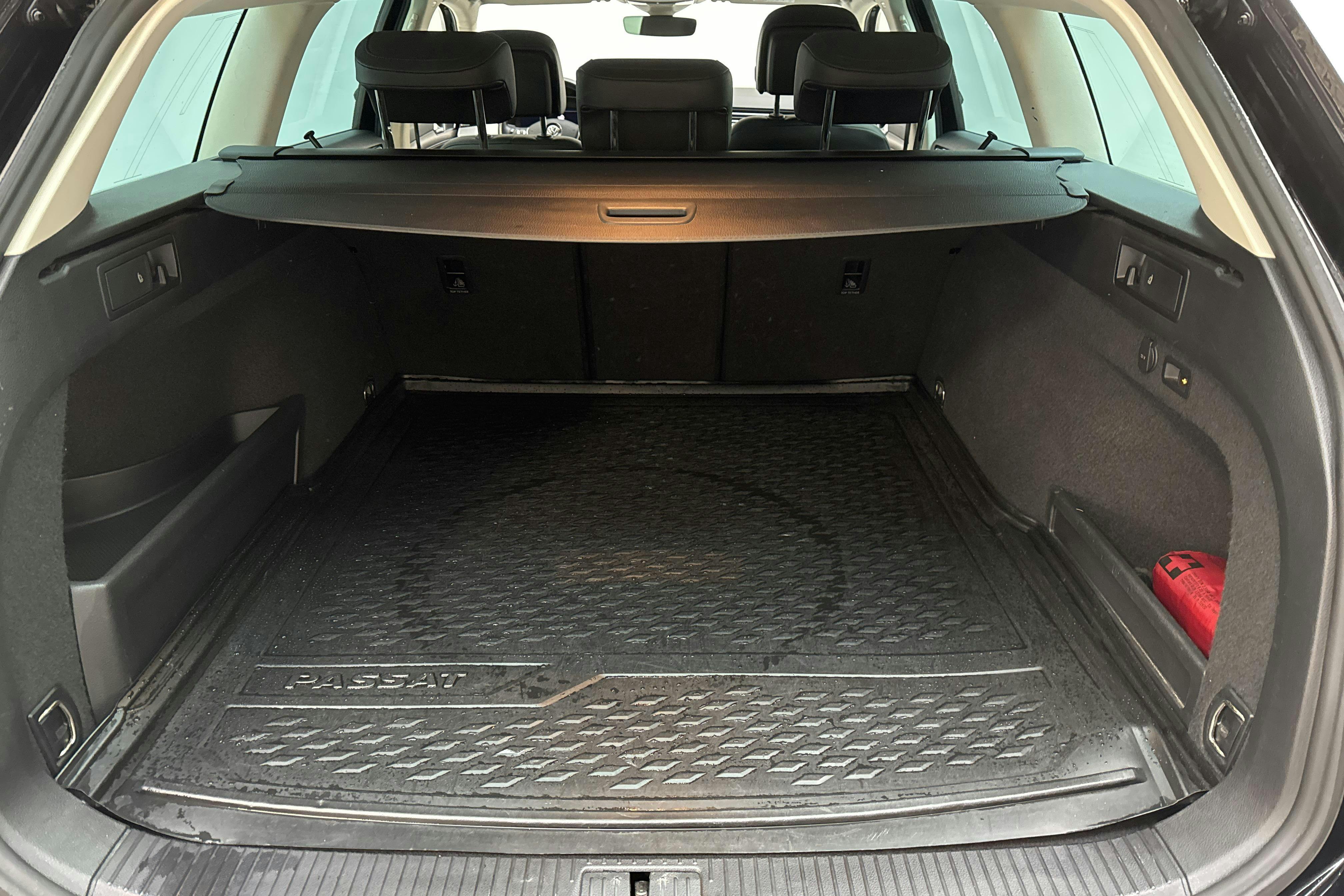 VW Passat 1.4 Plug-in-Hybrid Sportscombi (218hk) - 9 338 mil - Automat - svart - 2019