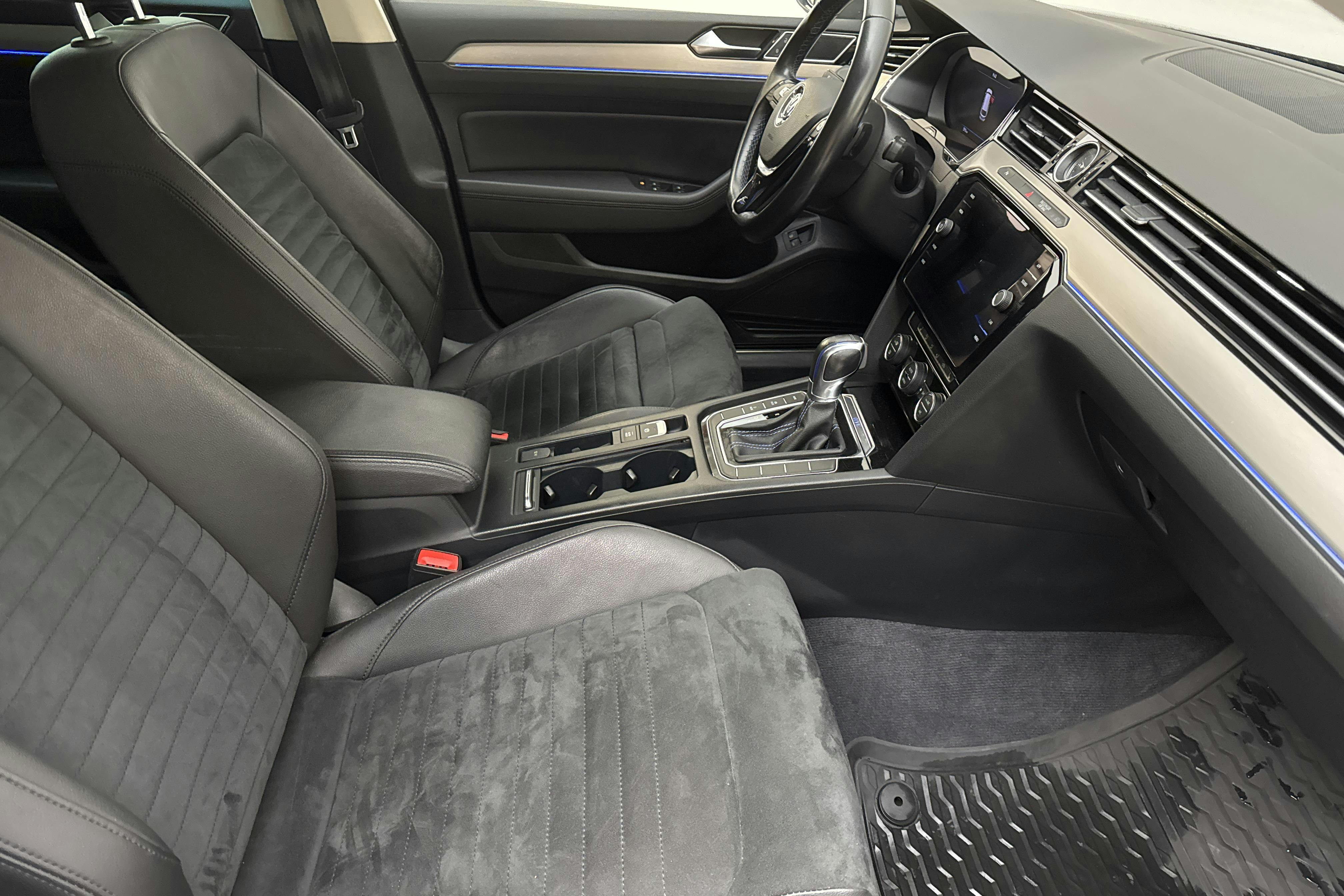 VW Passat 1.4 Plug-in-Hybrid Sportscombi (218hk) - 9 338 mil - Automat - svart - 2019