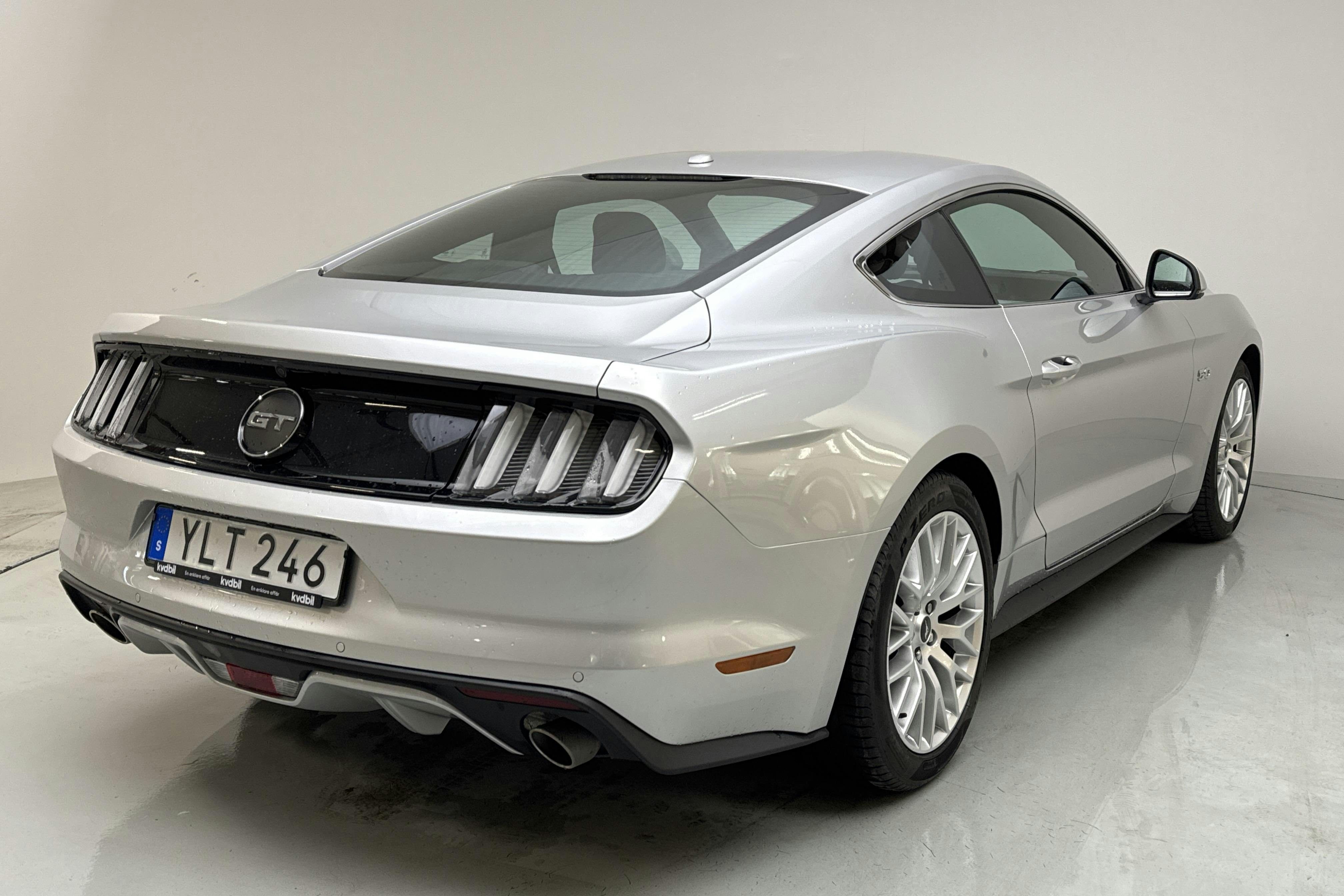 Ford Mustang GT V8 Fastback (418hk) - 6 750 km - Automatyczna - szary - 2017