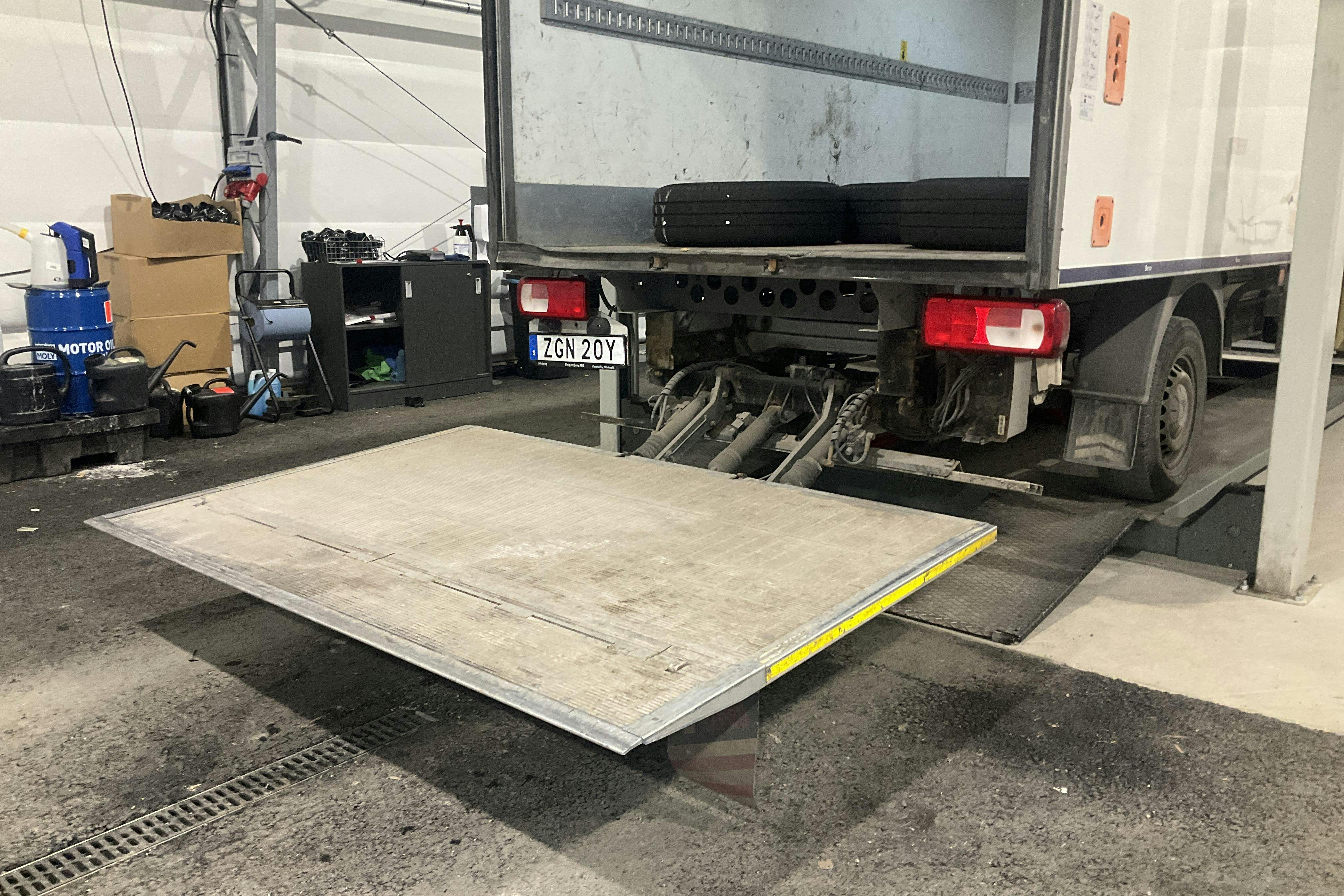 VW Crafter 35 2.0 TDI Volymskåp (177hk) - 128 270 km - Automatic - white - 2019