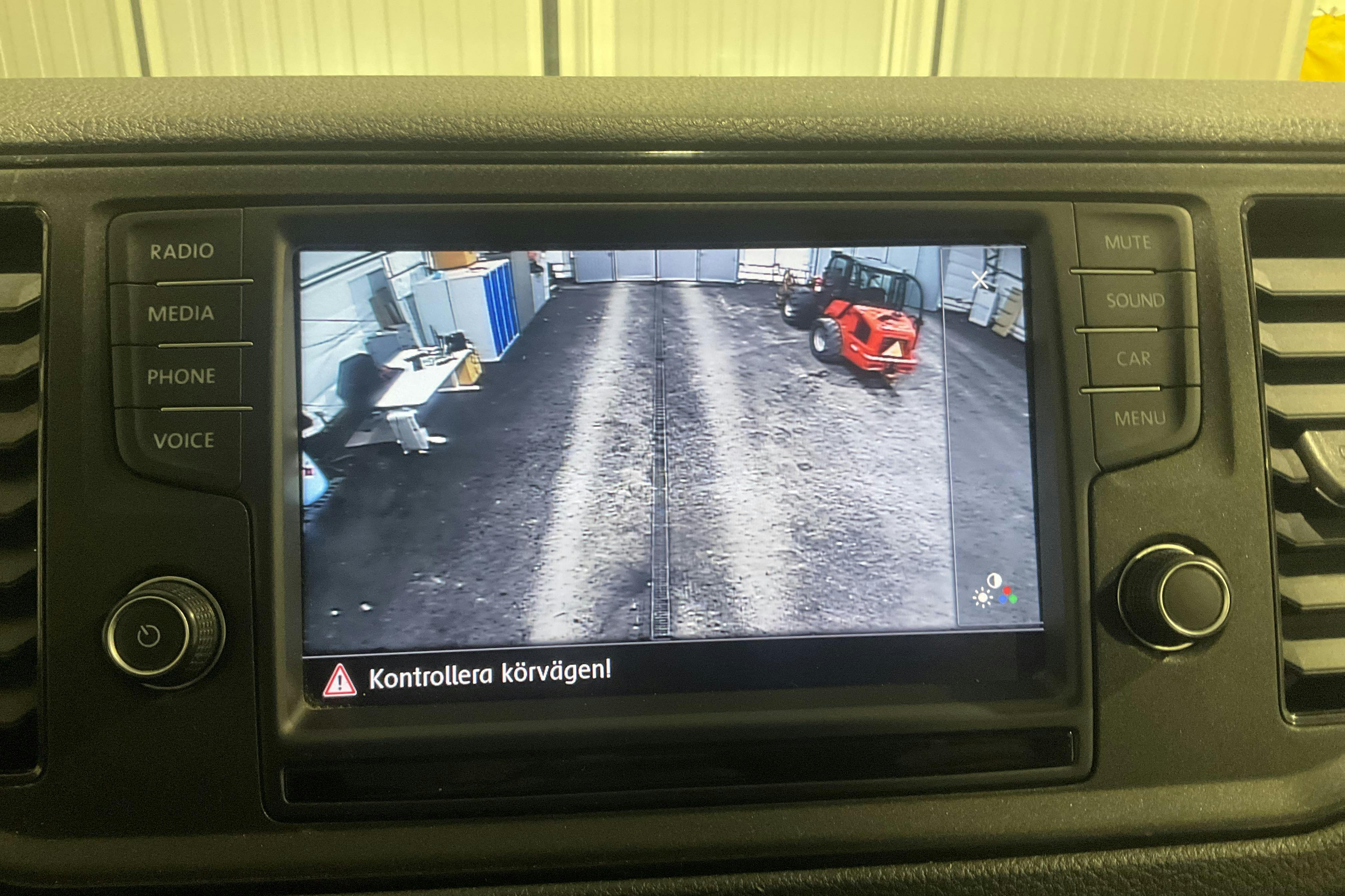 VW Crafter 35 2.0 TDI Volymskåp (177hk) - 128 270 km - Automatic - white - 2019