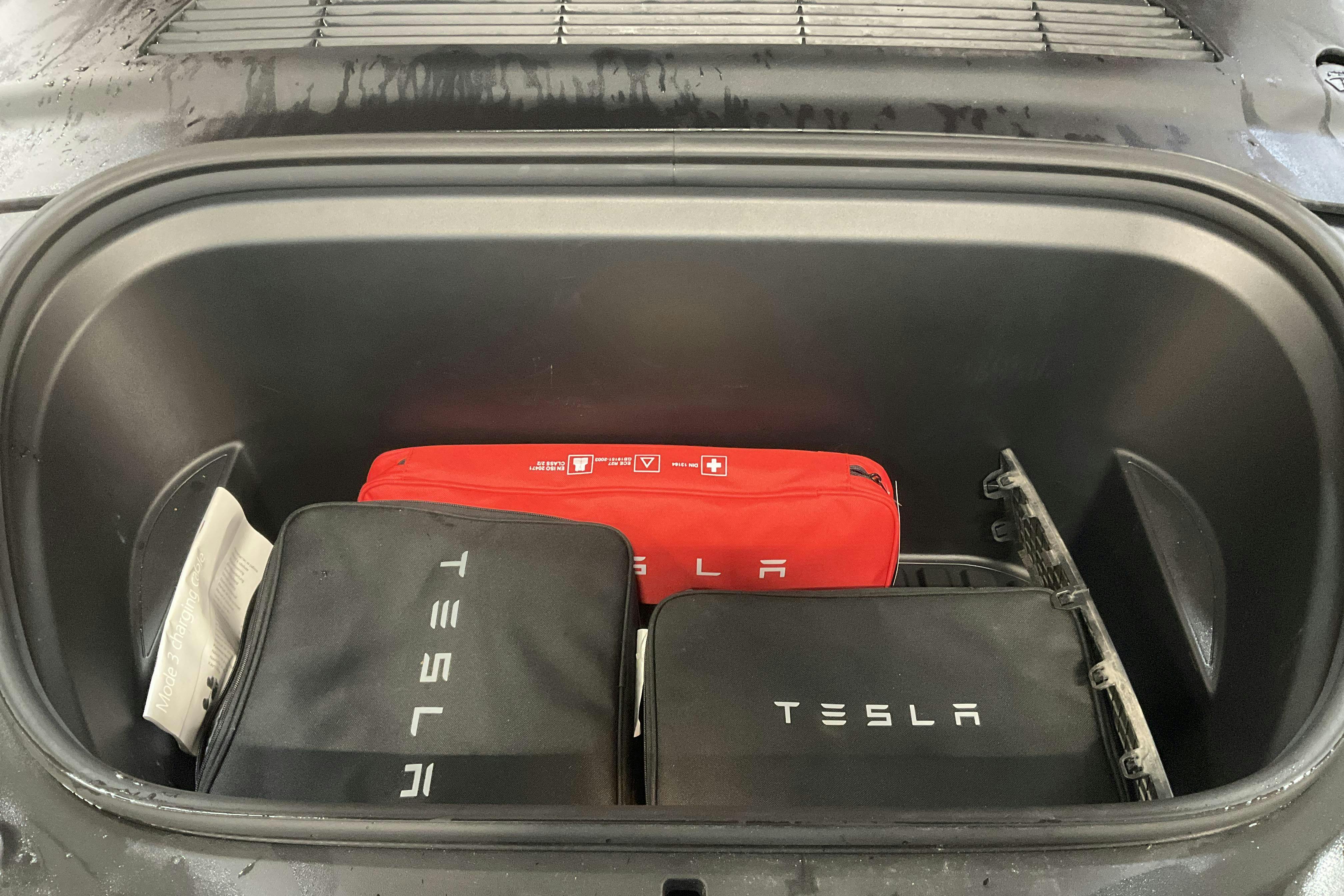 Tesla Model Y Long Range Dual Motor AWD - 87 980 km - Automaattinen - punainen - 2022