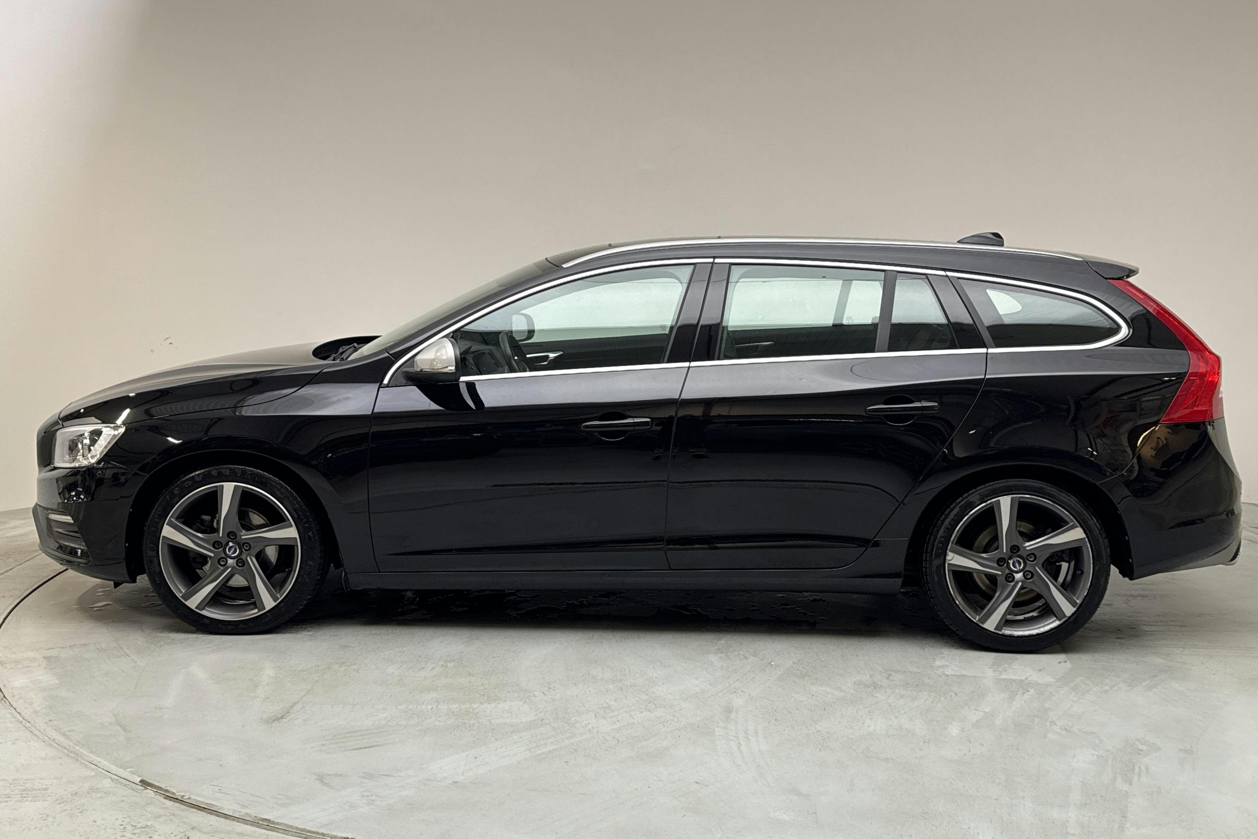 Volvo V60 T5 (245hk) - 92 440 km - Automatic - black - 2016