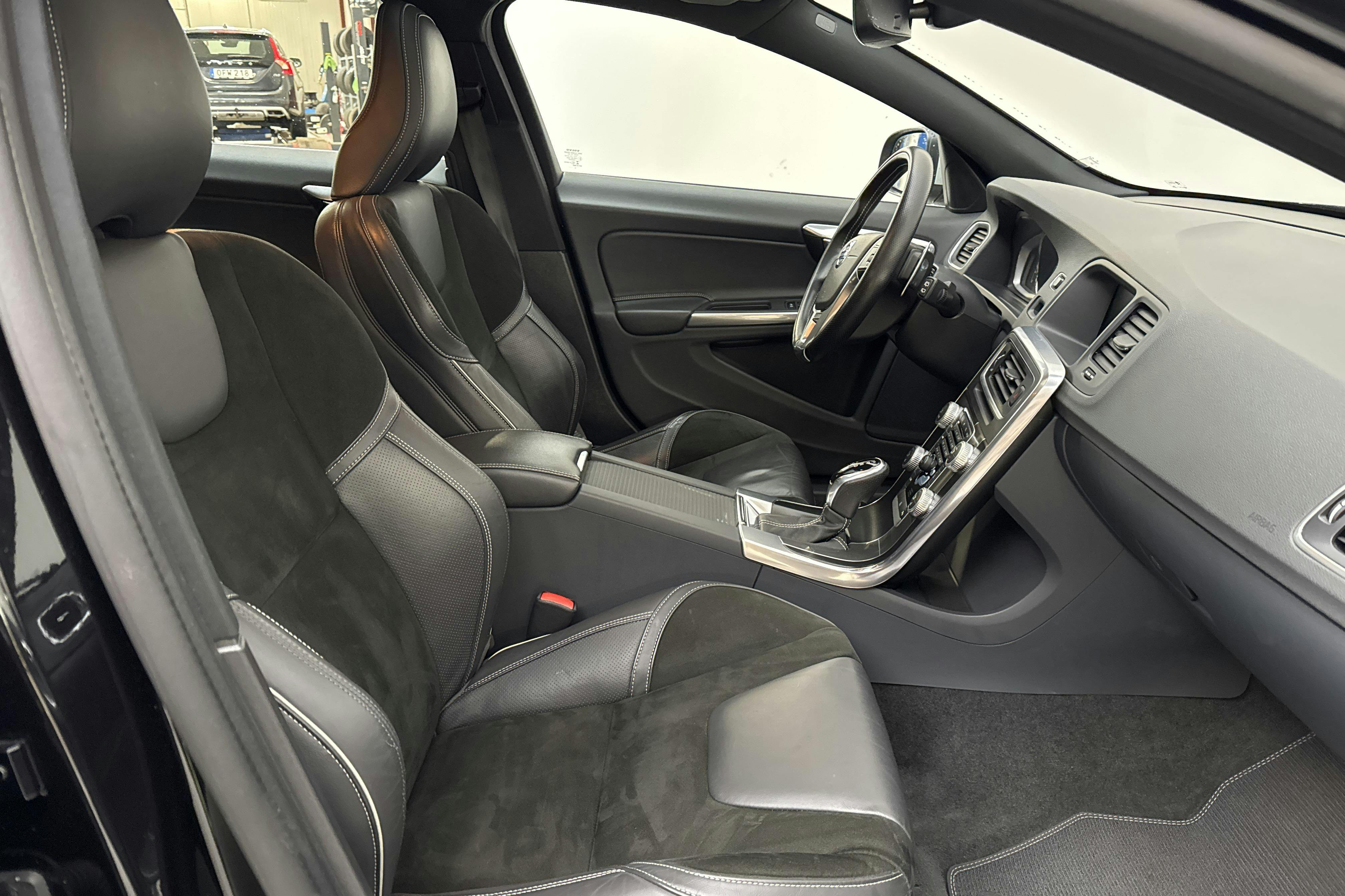 Volvo V60 T5 (245hk) - 92 440 km - Automatic - black - 2016