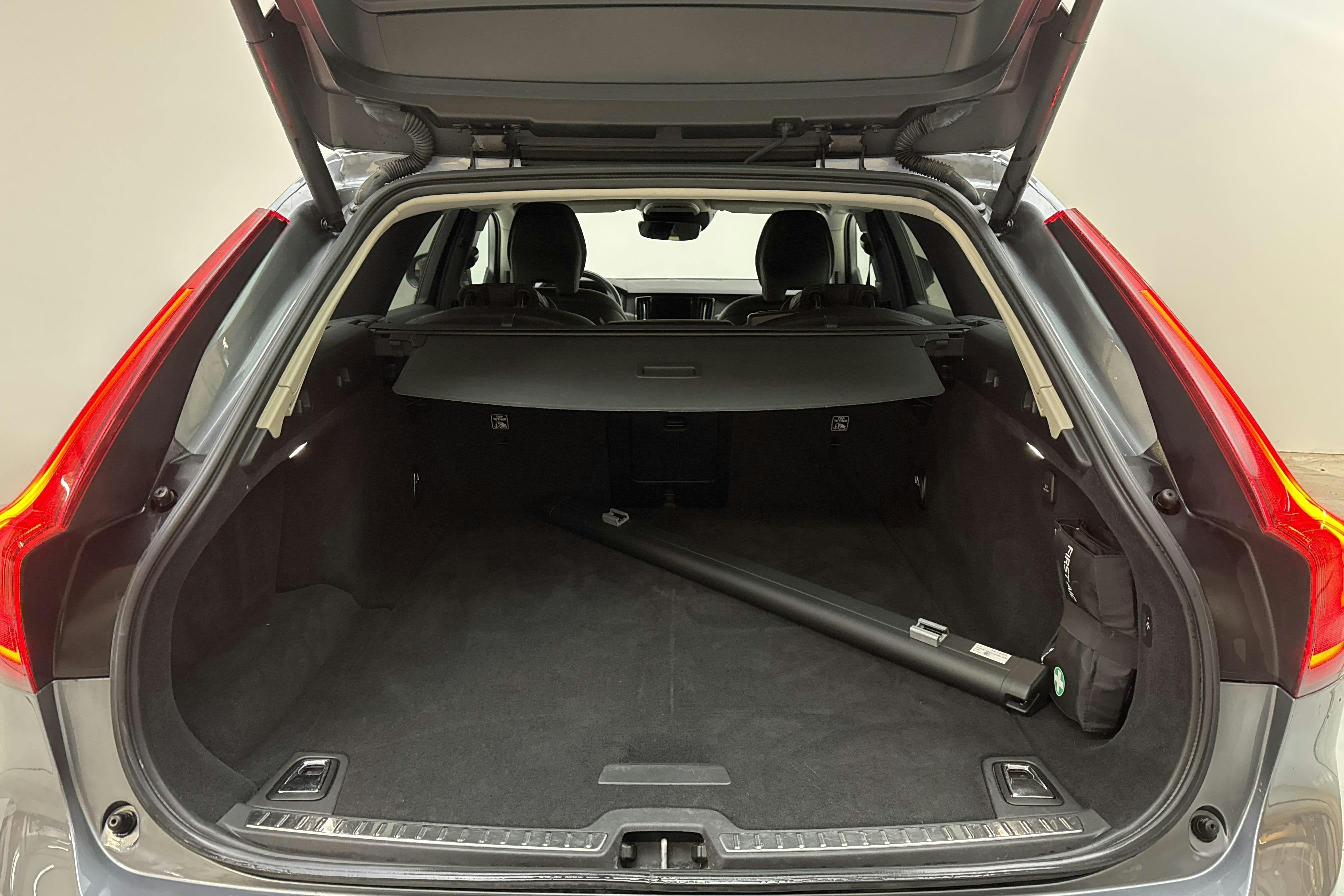 Volvo V90 D4 Cross Country AWD (190hk) - 115 970 km - Automatic - gray - 2020