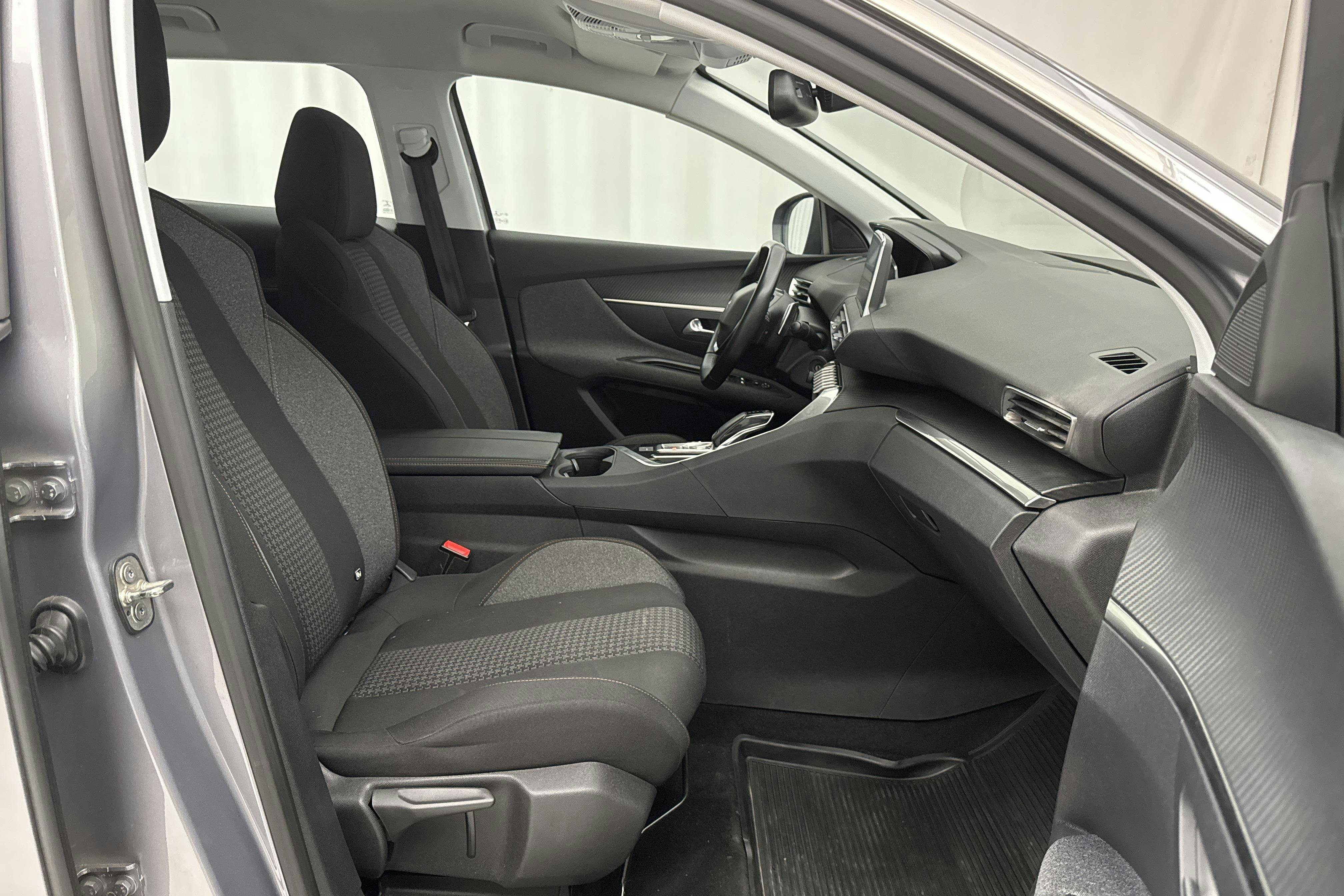 Peugeot 3008 1.2 PureTech (130hk) - 110 380 km - Automaatne - Light Grey - 2018