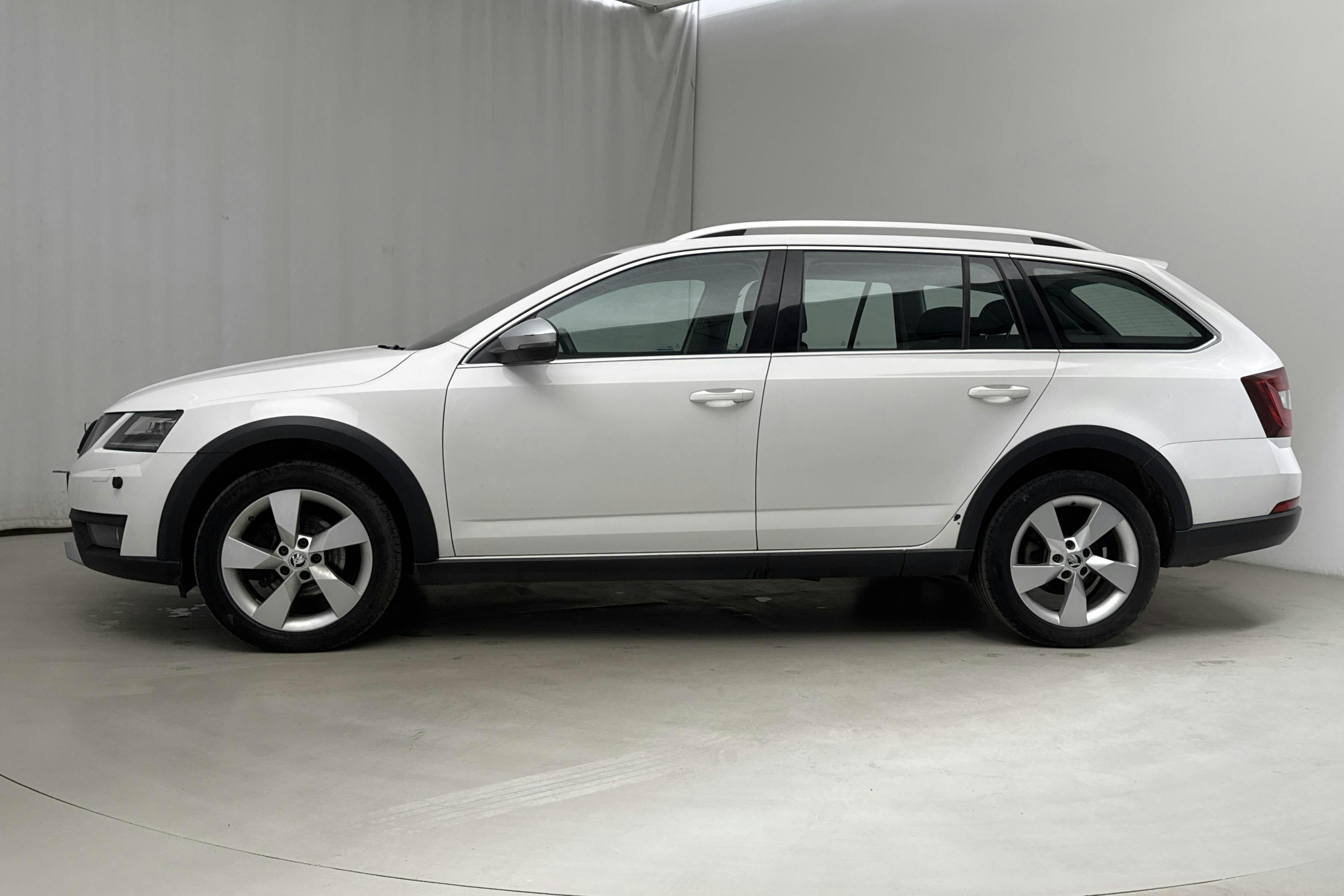 Skoda Octavia Scout II 2.0 TDI 4X4 (150hk) - 16 783 mil - Manuell - vit - 2018