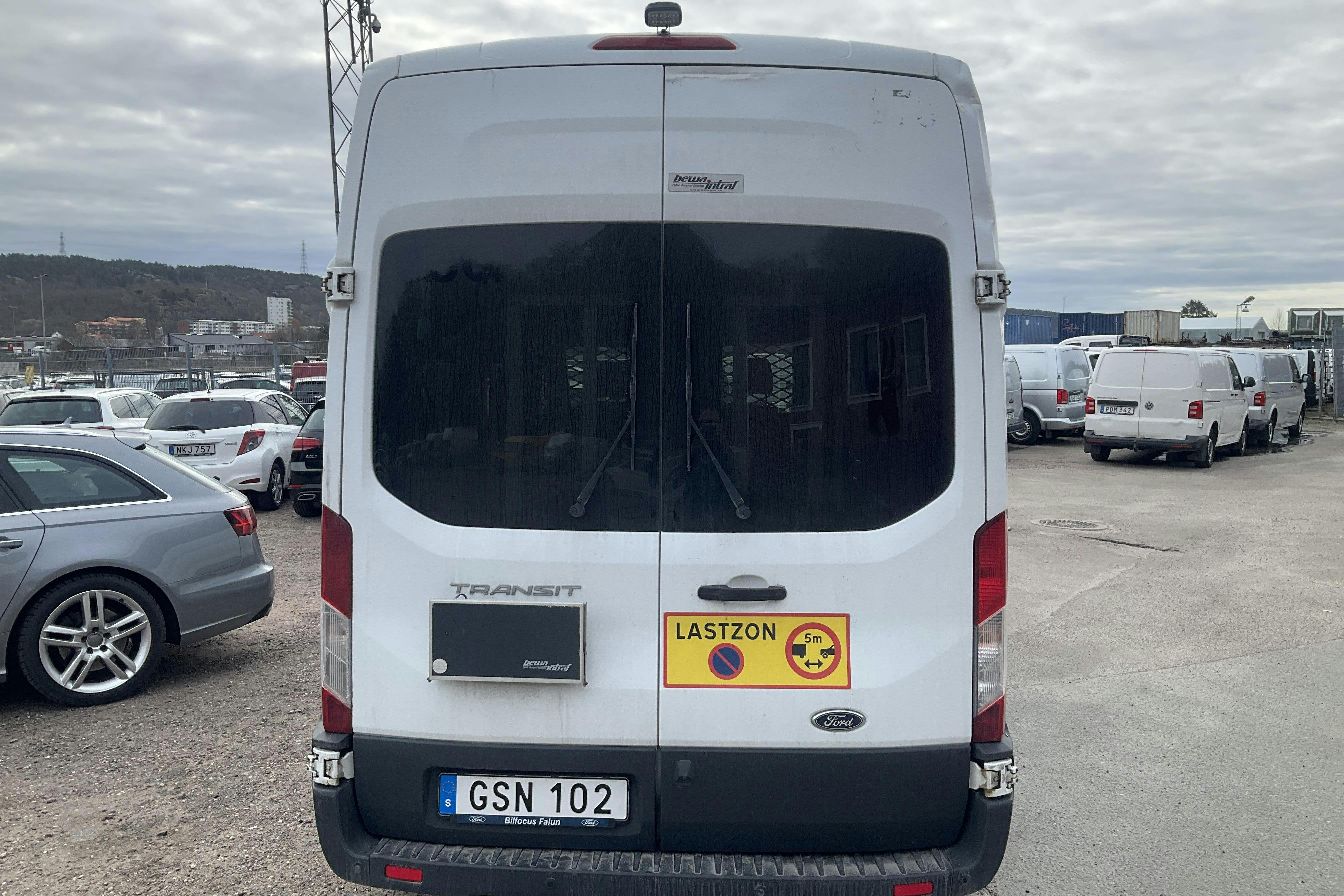 Ford Transit 350 Kombi 2.0 TDCi 2WD (130hk) - 55 827 mil - Automat - vit - 2017