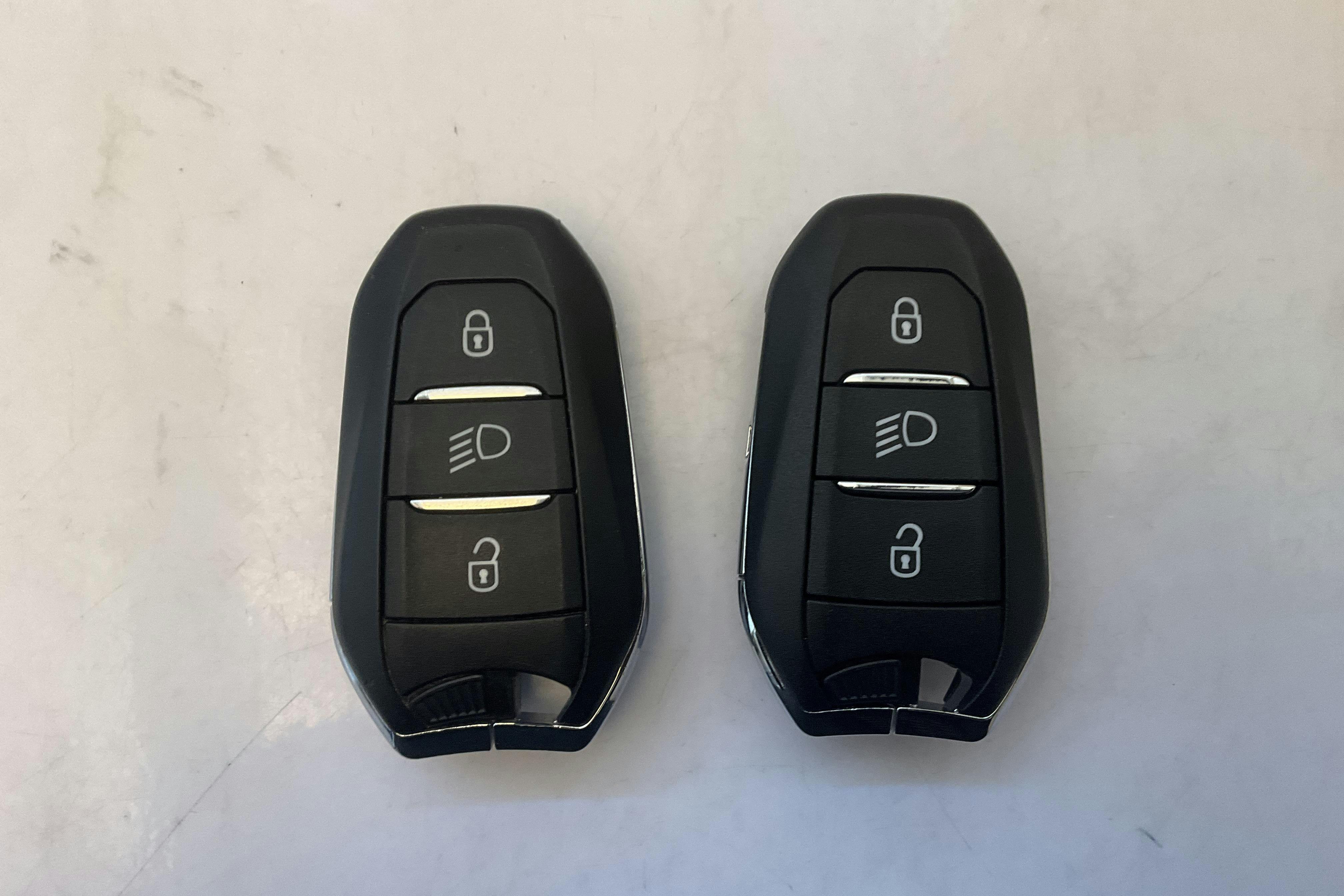 Peugeot e-2008 50 kWh (136hk) - 22 400 km - Automaattinen - oranssi - 2022