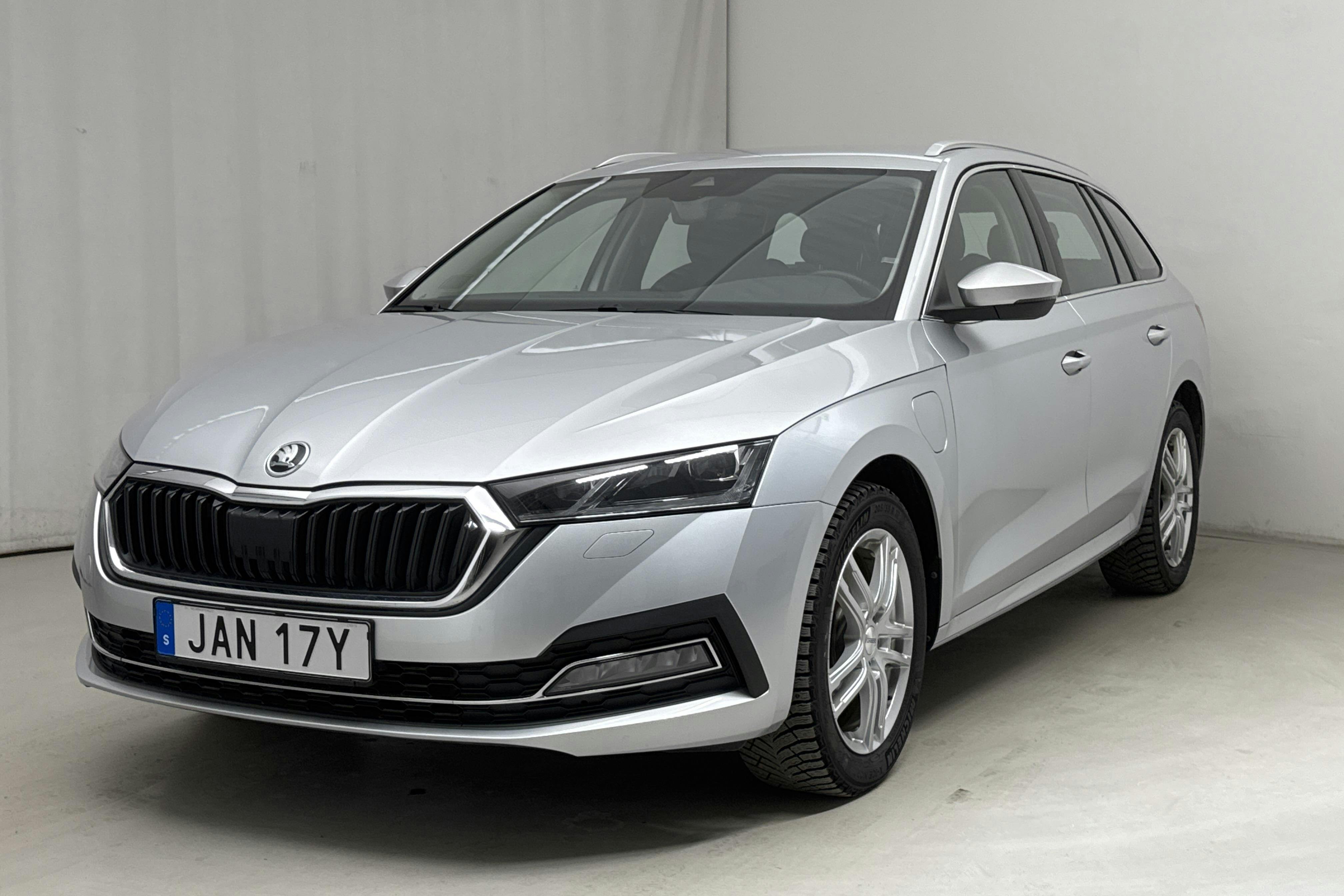 Skoda Octavia 1.4 iV PHEV Combi (204hk) - 39 990 km - Automatic - Light Grey - 2024