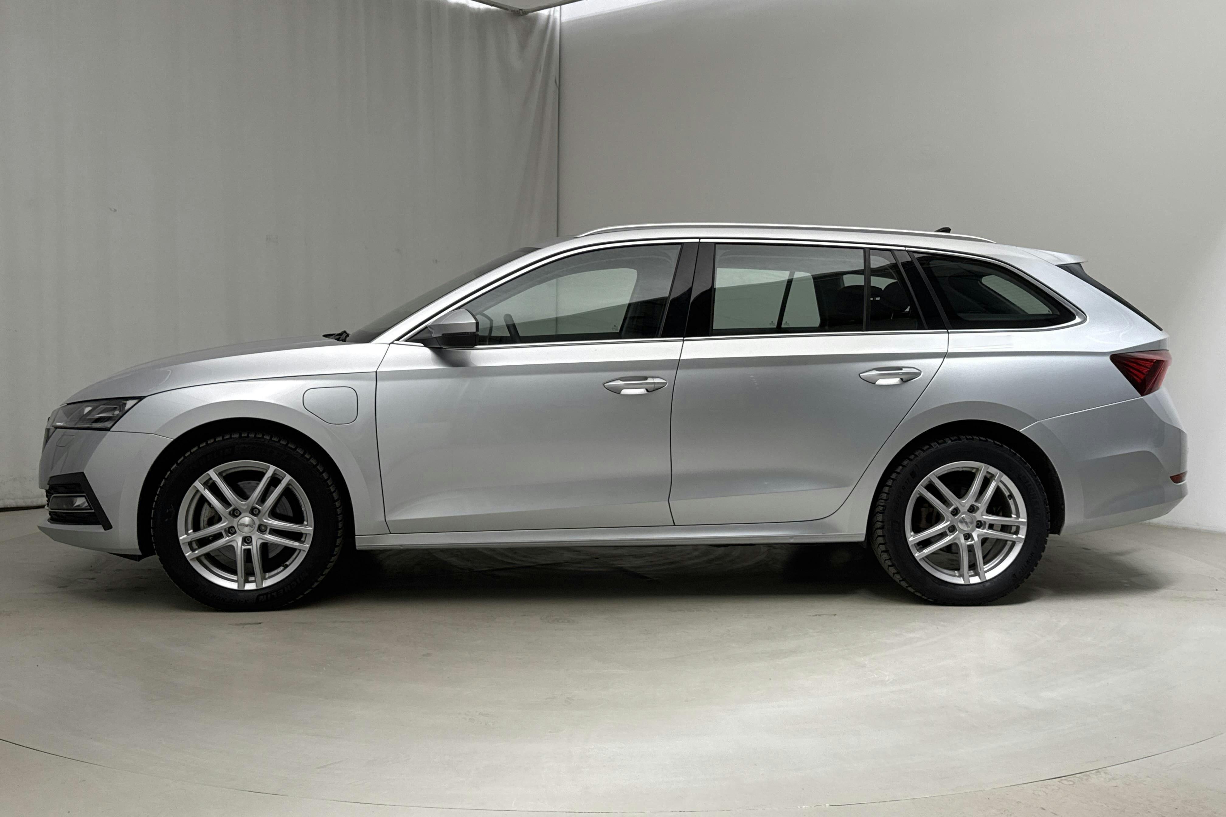 Skoda Octavia 1.4 iV PHEV Combi (204hk) - 39 990 km - Automatic - Light Grey - 2024