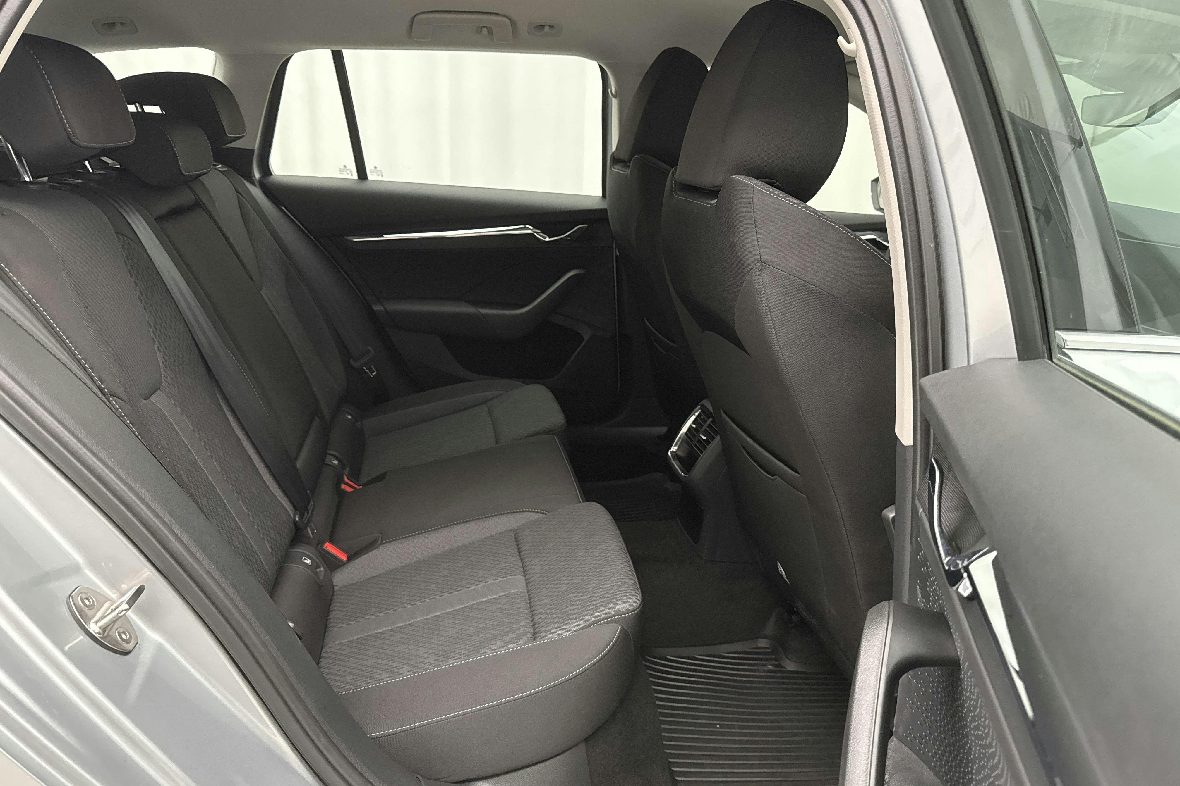 Skoda Octavia 1.4 iV PHEV Combi (204hk) - 39 990 km - Automatic - Light Grey - 2024