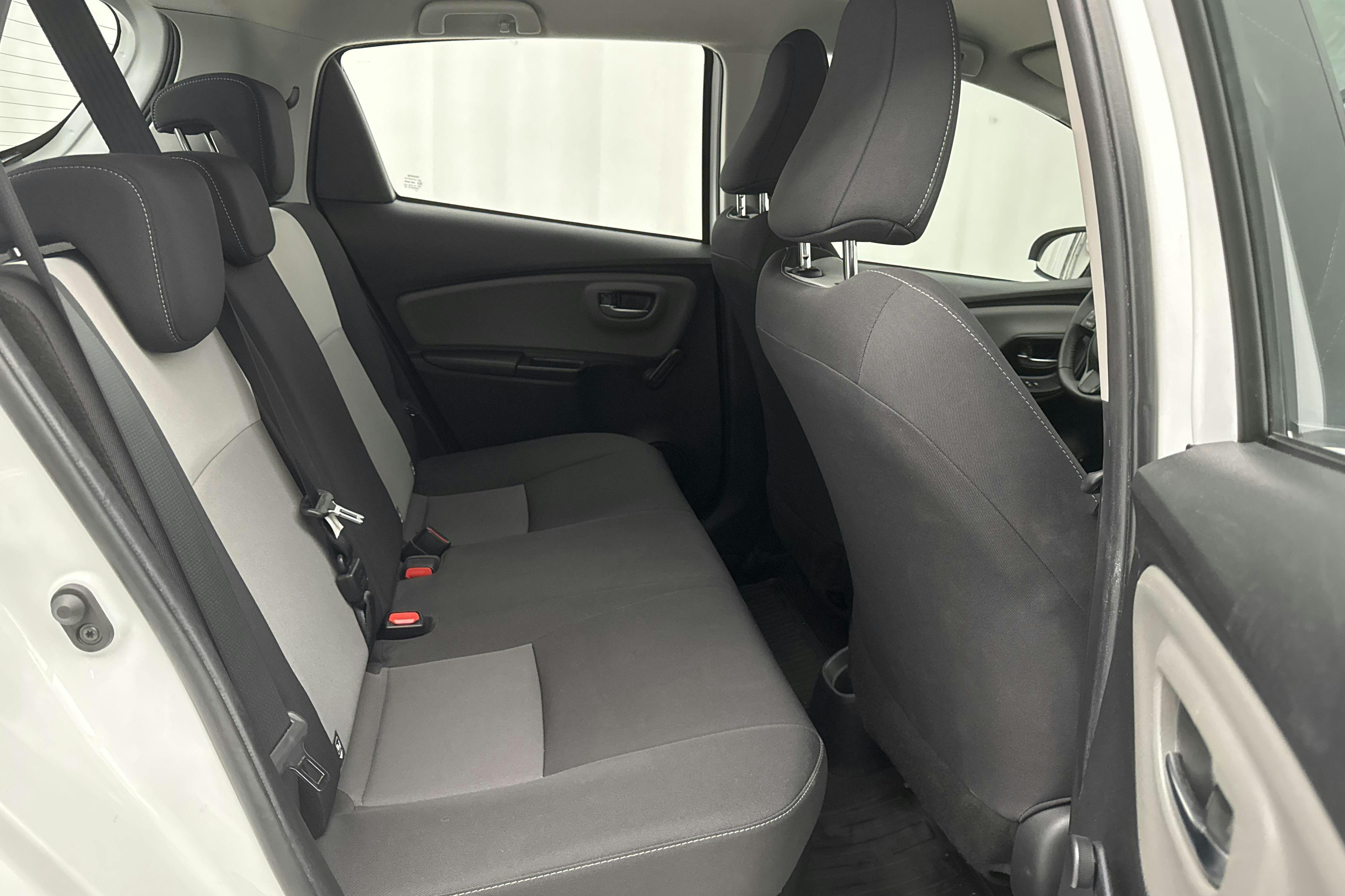 Toyota Yaris 1.5 Hybrid 5dr (101hk) - 68 890 km - Automatyczna - biały - 2019