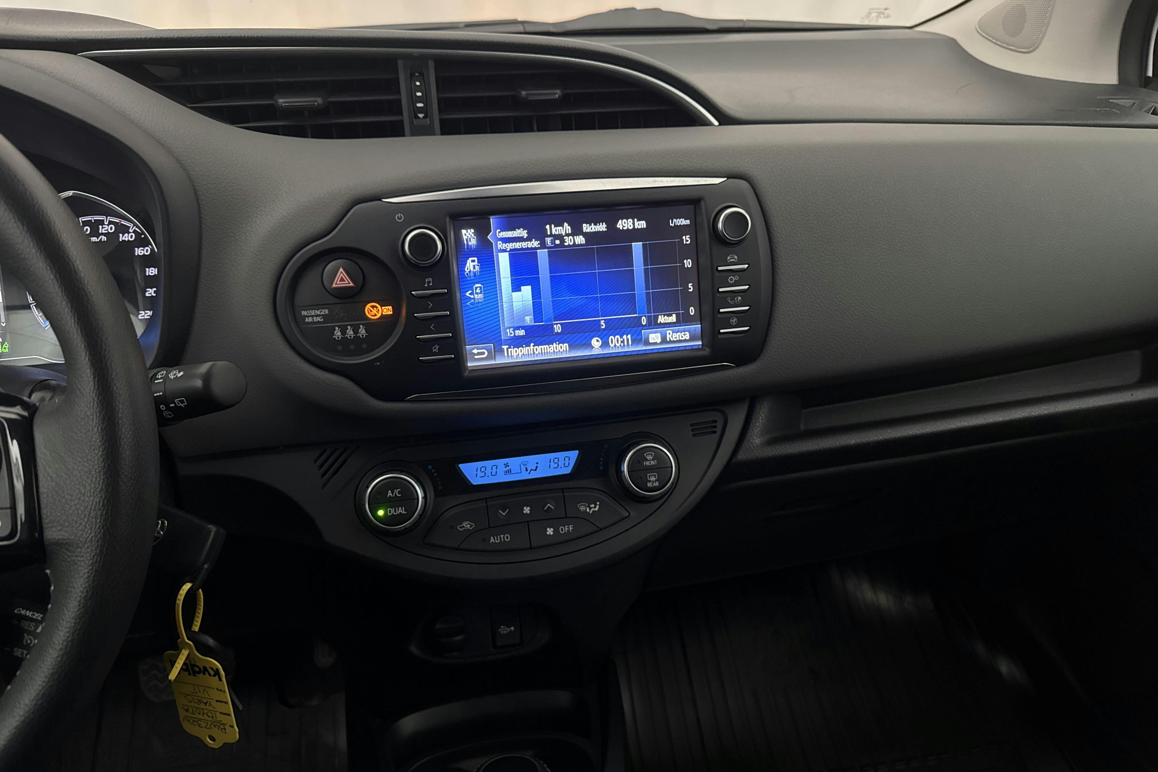 Toyota Yaris 1.5 Hybrid 5dr (101hk) - 68 890 km - Automatyczna - biały - 2019