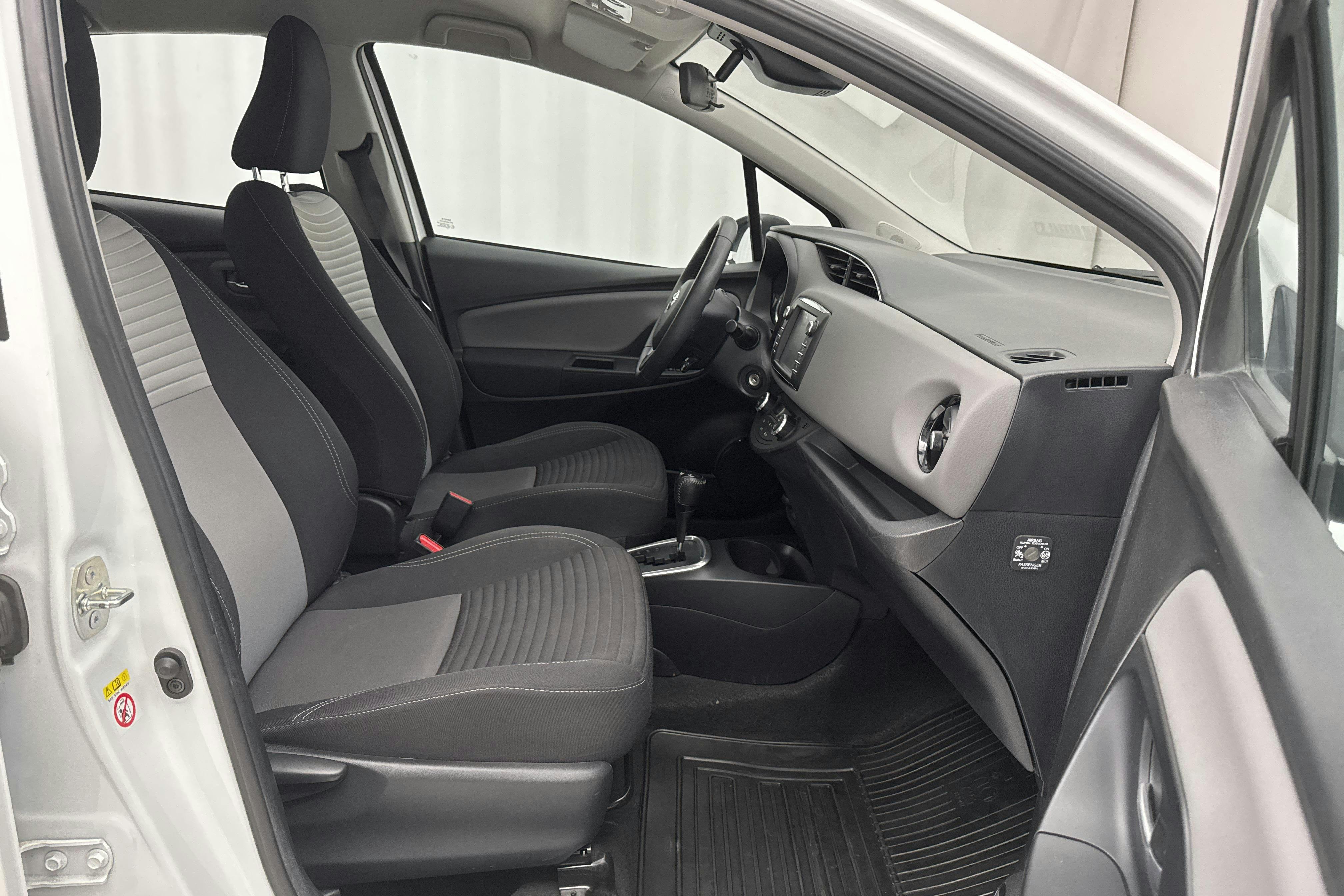 Toyota Yaris 1.5 Hybrid 5dr (101hk) - 68 890 km - Automatyczna - biały - 2019