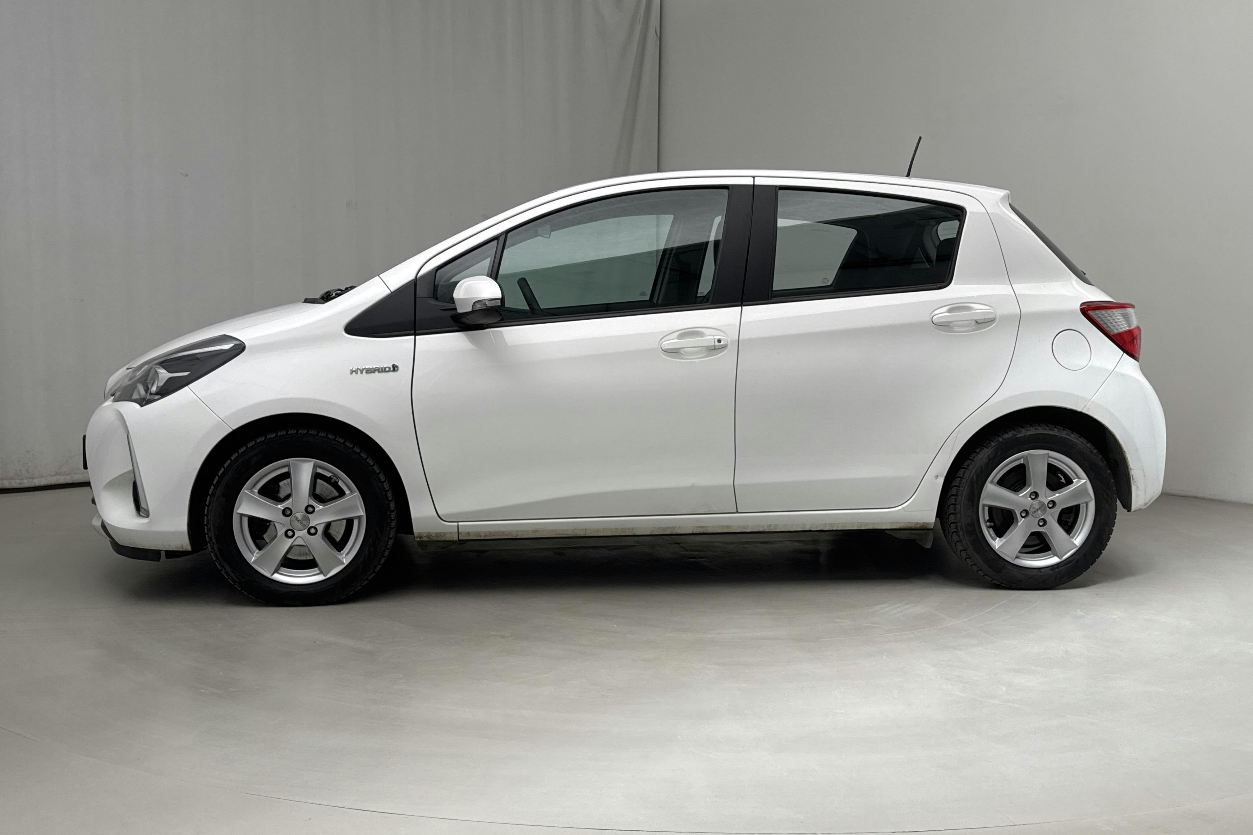 Toyota Yaris 1.5 Hybrid 5dr (101hk) - 68 890 km - Automatyczna - biały - 2019