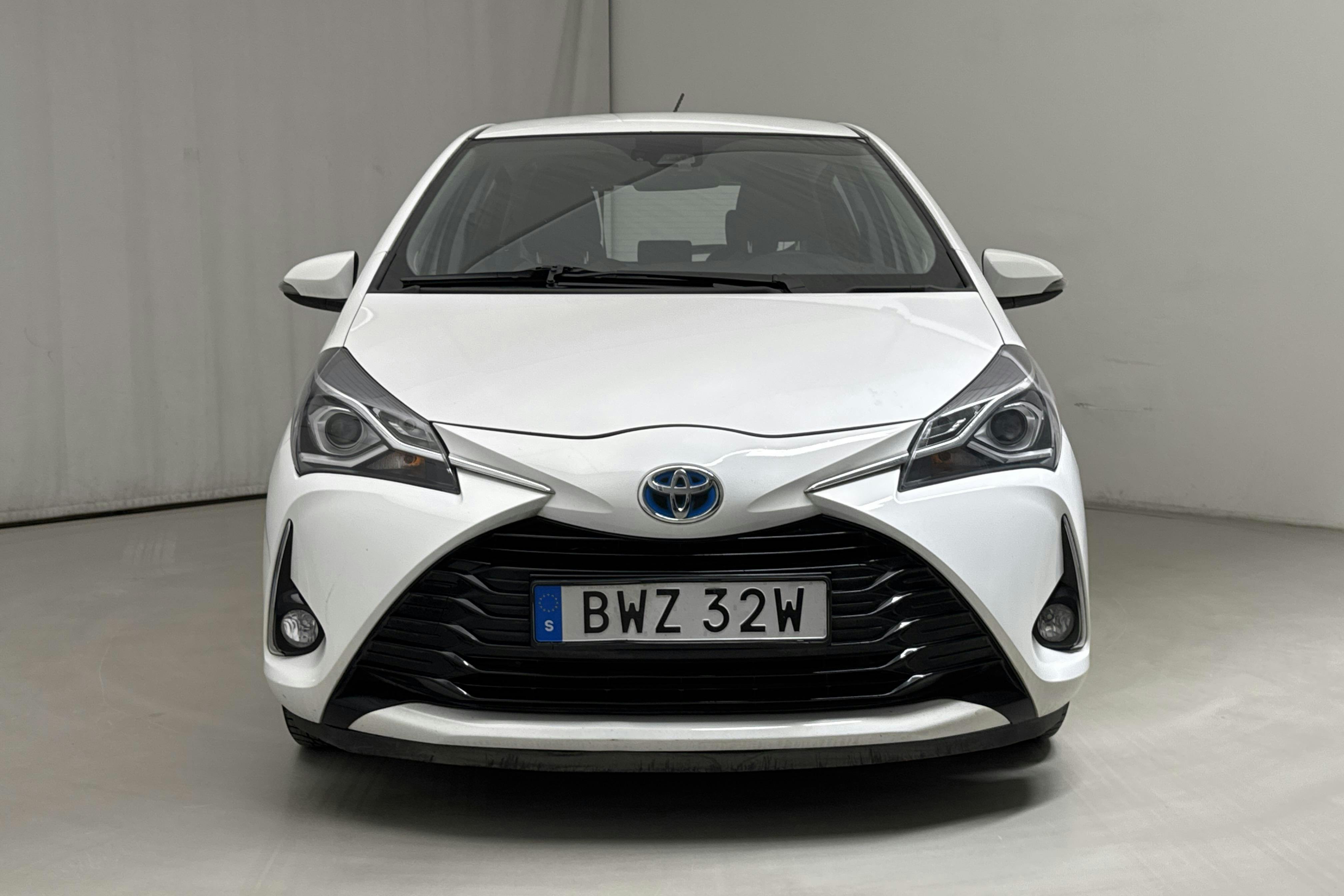 Toyota Yaris 1.5 Hybrid 5dr (101hk) - 68 890 km - Automatyczna - biały - 2019