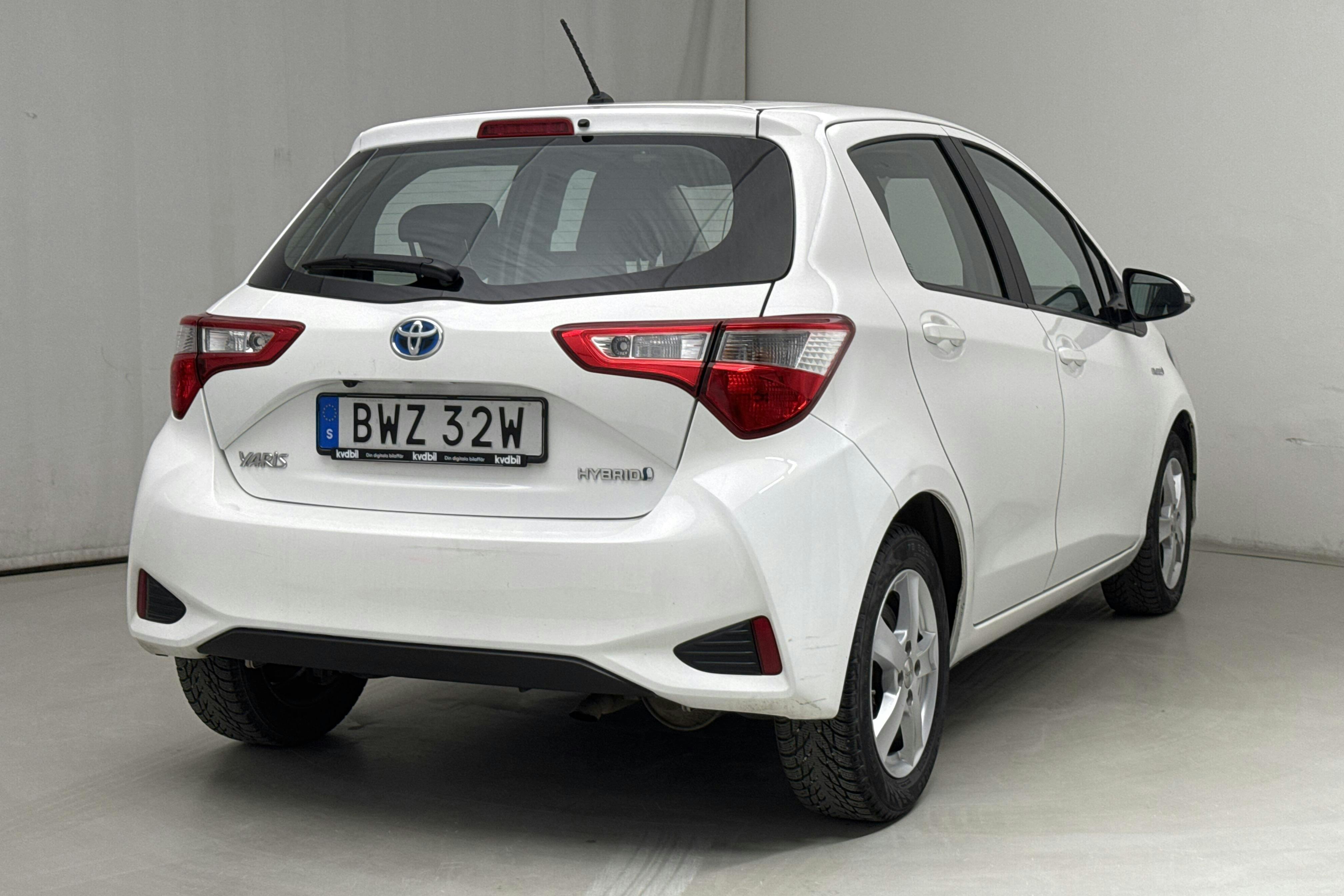 Toyota Yaris 1.5 Hybrid 5dr (101hk) - 68 890 km - Automatyczna - biały - 2019