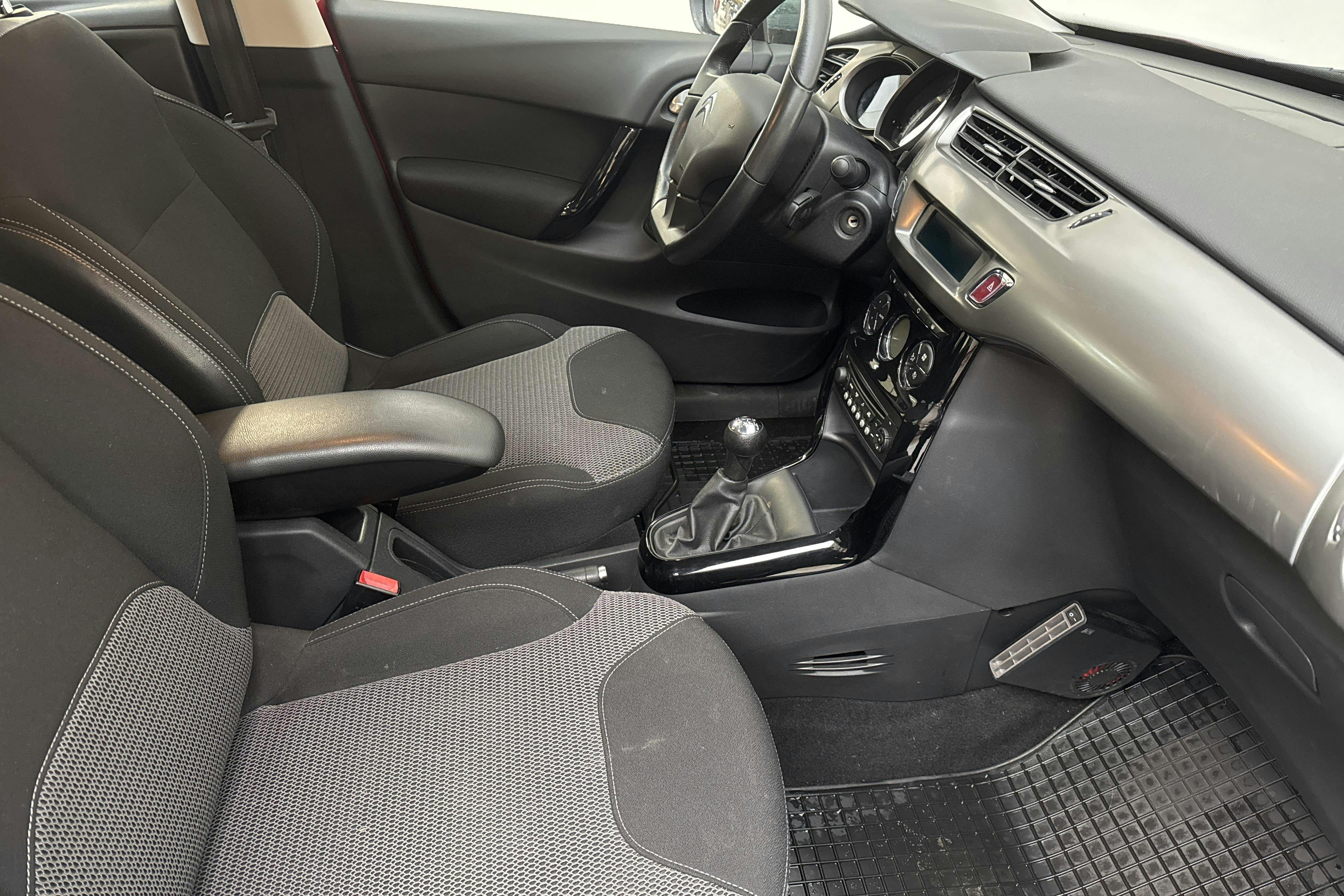 Citroën C3 1.2 VTi (82hk) - 63 380 km - Käsitsi - punane - 2014