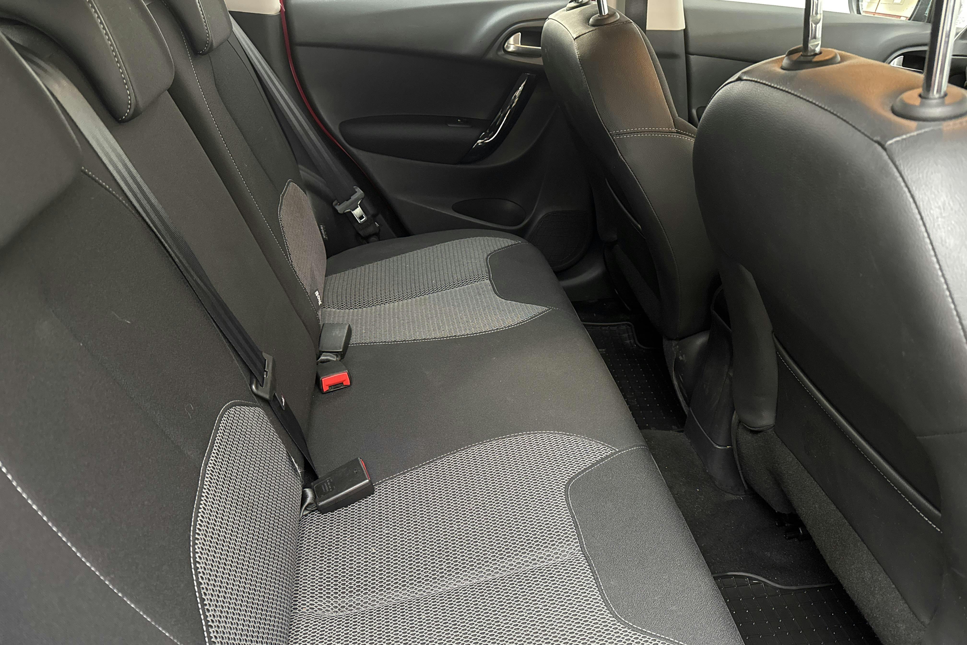 Citroën C3 1.2 VTi (82hk) - 63 380 km - Käsitsi - punane - 2014