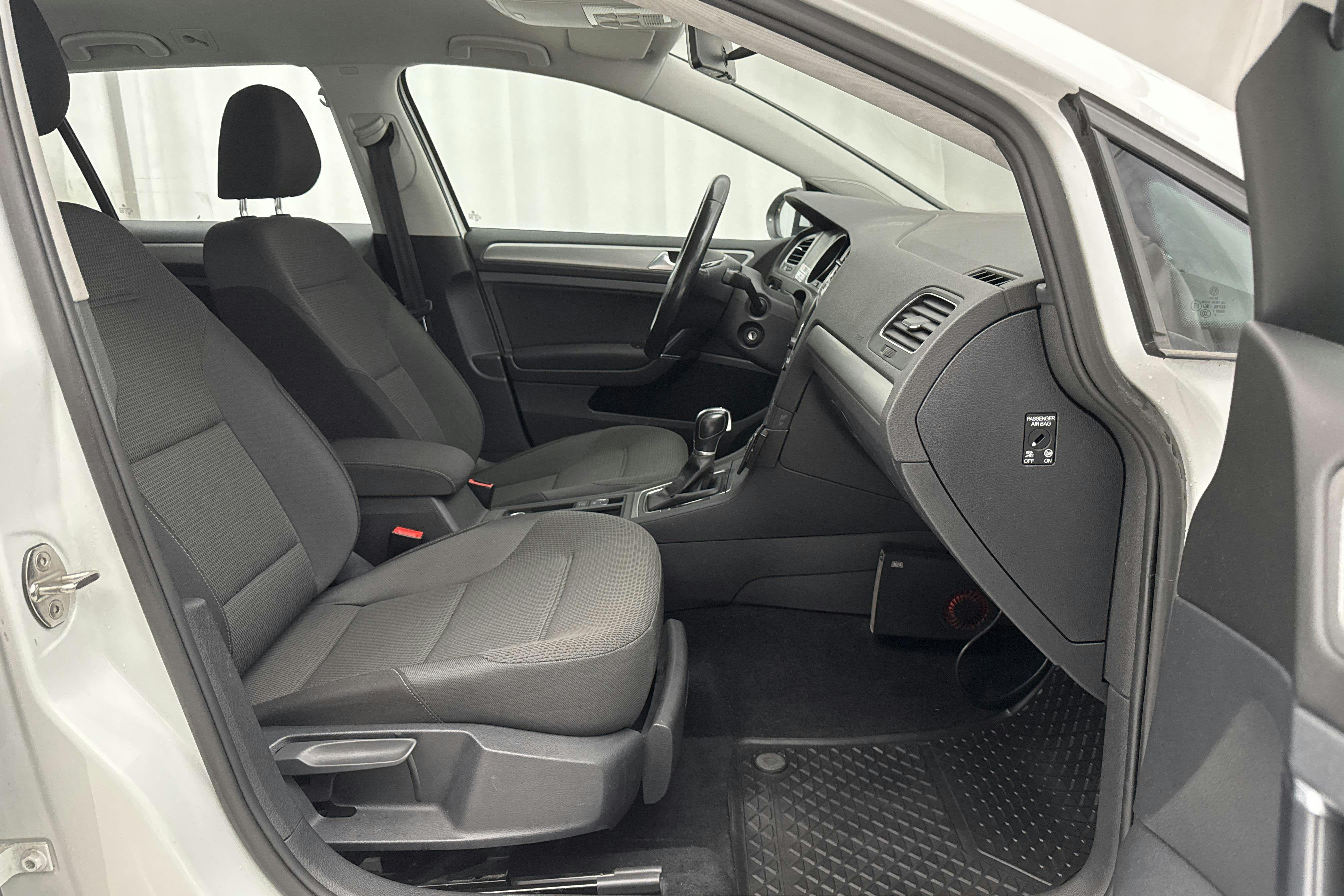 VW Golf VII 1.4 TGI BlueMotion Sportscombi (110hk) - 12 280 mil - Automat - vit - 2017