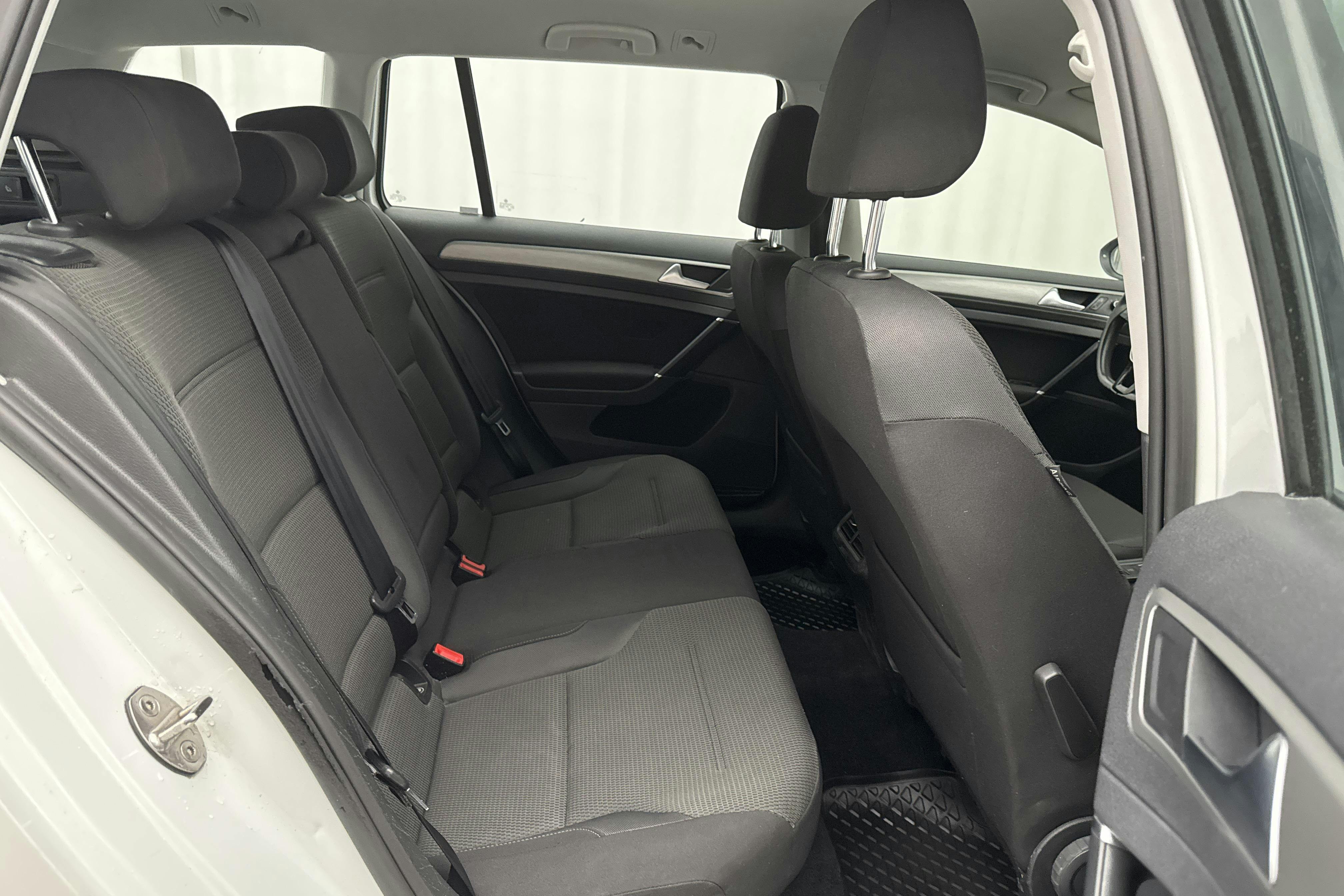 VW Golf VII 1.4 TGI BlueMotion Sportscombi (110hk) - 12 280 mil - Automat - vit - 2017