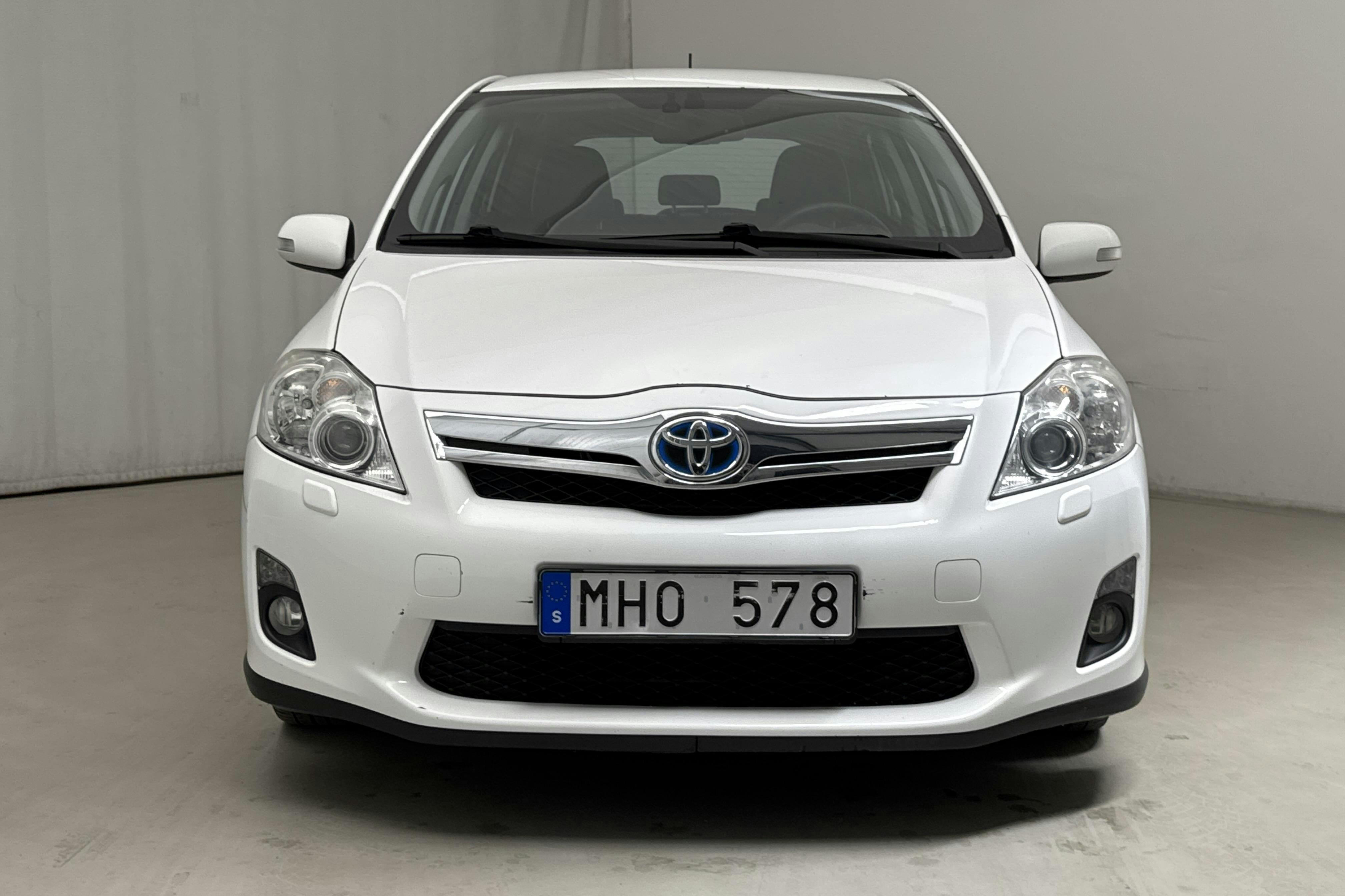 Toyota Auris 1.8 HSD 5dr (99hk) - 22 649 mil - Automat - vit - 2012